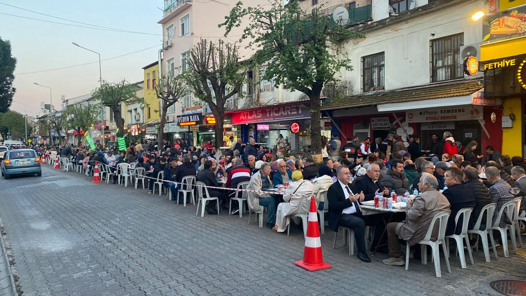 Fethiye Çarşı Caddesi esnafı geleneksel iftar sofrasını kurdu