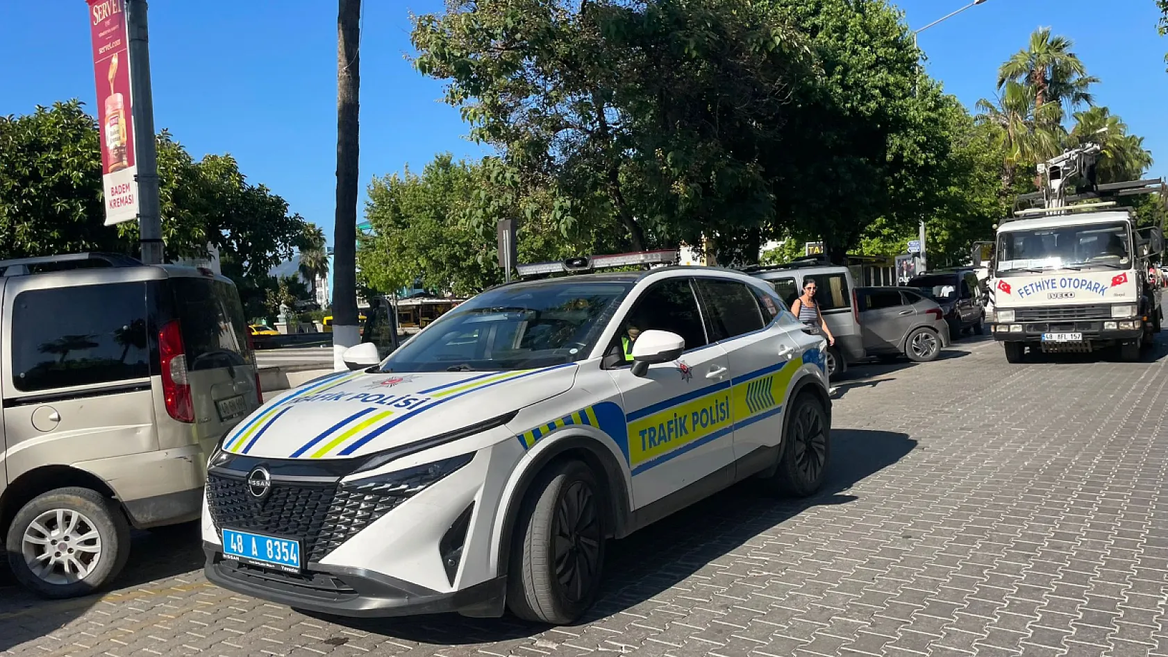 Fethiye Çarşı Caddesi'nde hatalı park denetimi: Araçlar çekiciyle kaldırıldı