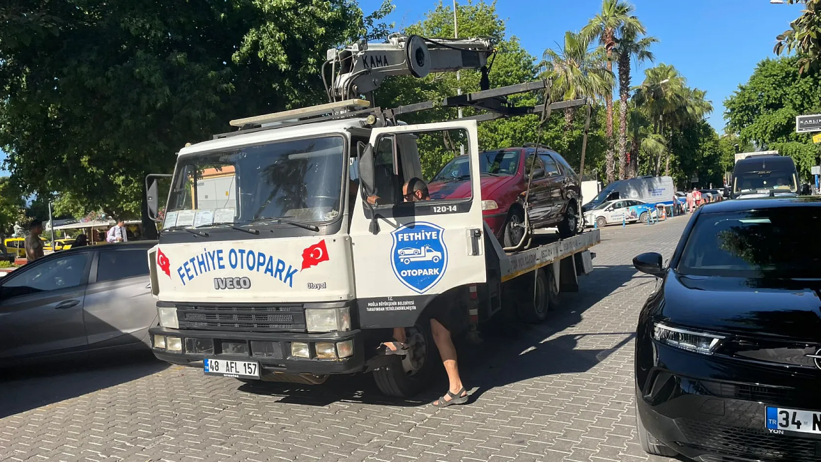 Fethiye Çarşı Caddesi'nde hatalı park denetimi: Araçlar çekiciyle kaldırıldı