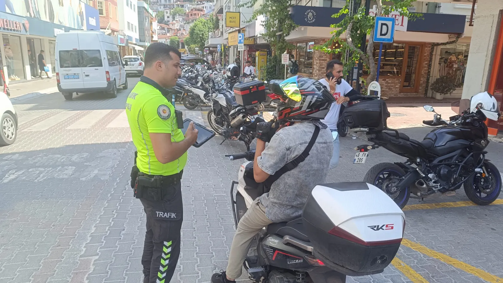 Fethiye Çarşı Caddesi'nde motosiklet denetimi: Ehliyet ve evrak sorgusu yapıldı