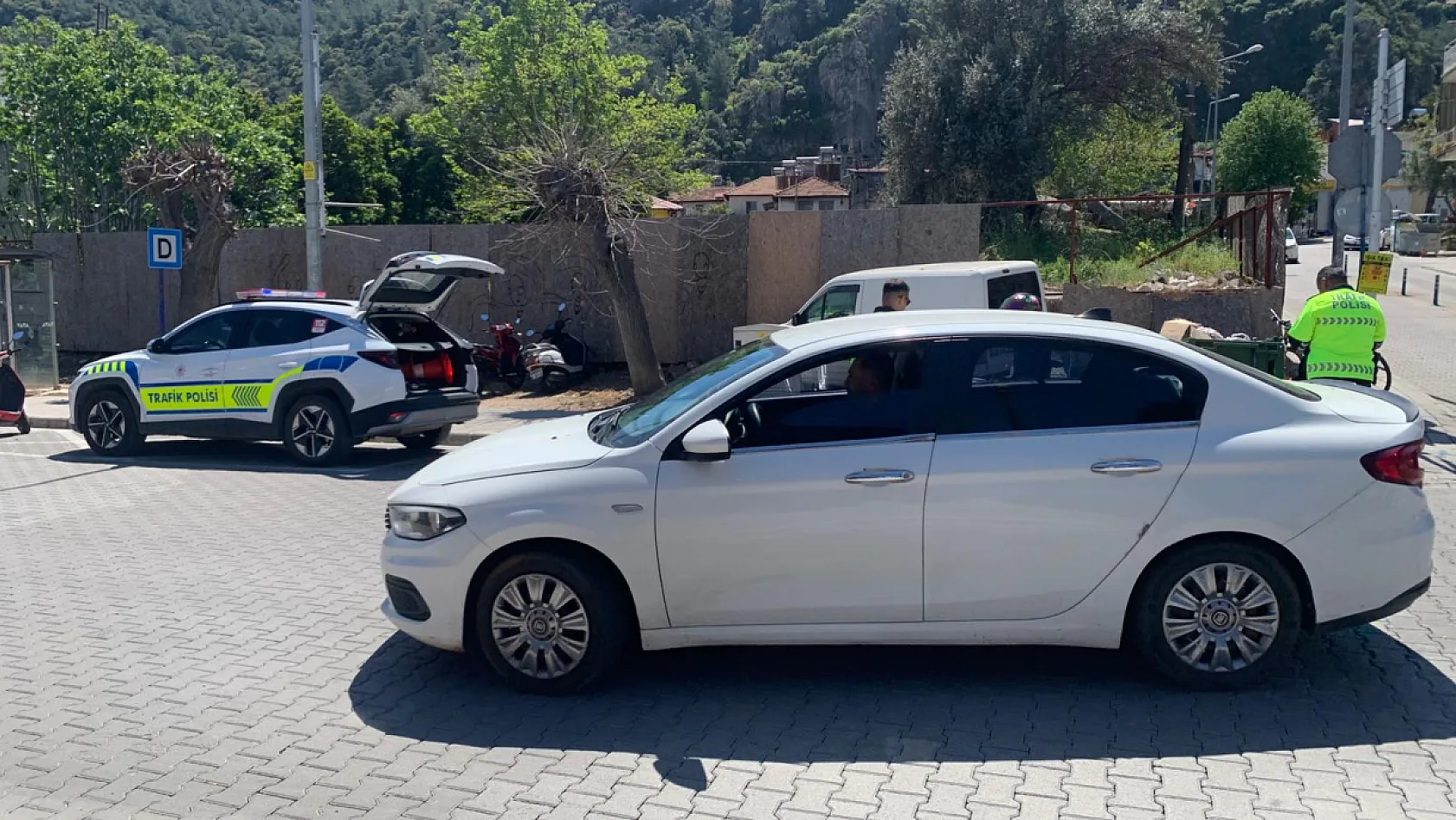 Fethiye Çarşı Caddesi'nde trafik denetimi: Motosikletliler tek tek durduruldu