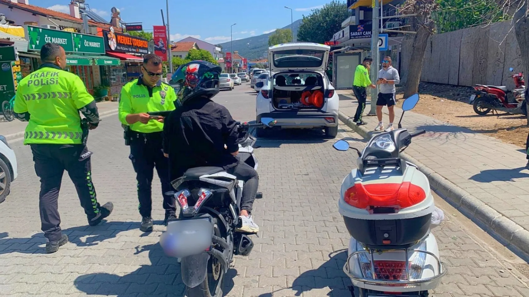 Fethiye Çarşı Caddesi'nde trafik denetimi: Motosikletliler tek tek durduruldu