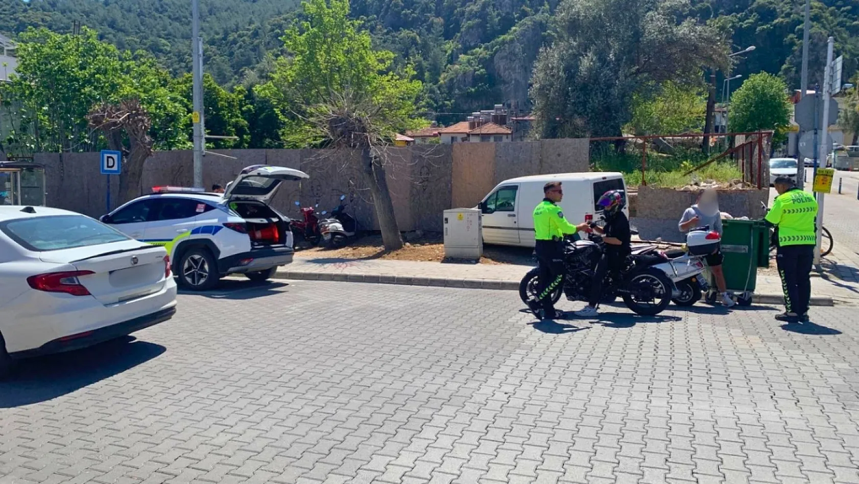 Fethiye Çarşı Caddesi'nde trafik denetimi: Motosikletliler tek tek durduruldu