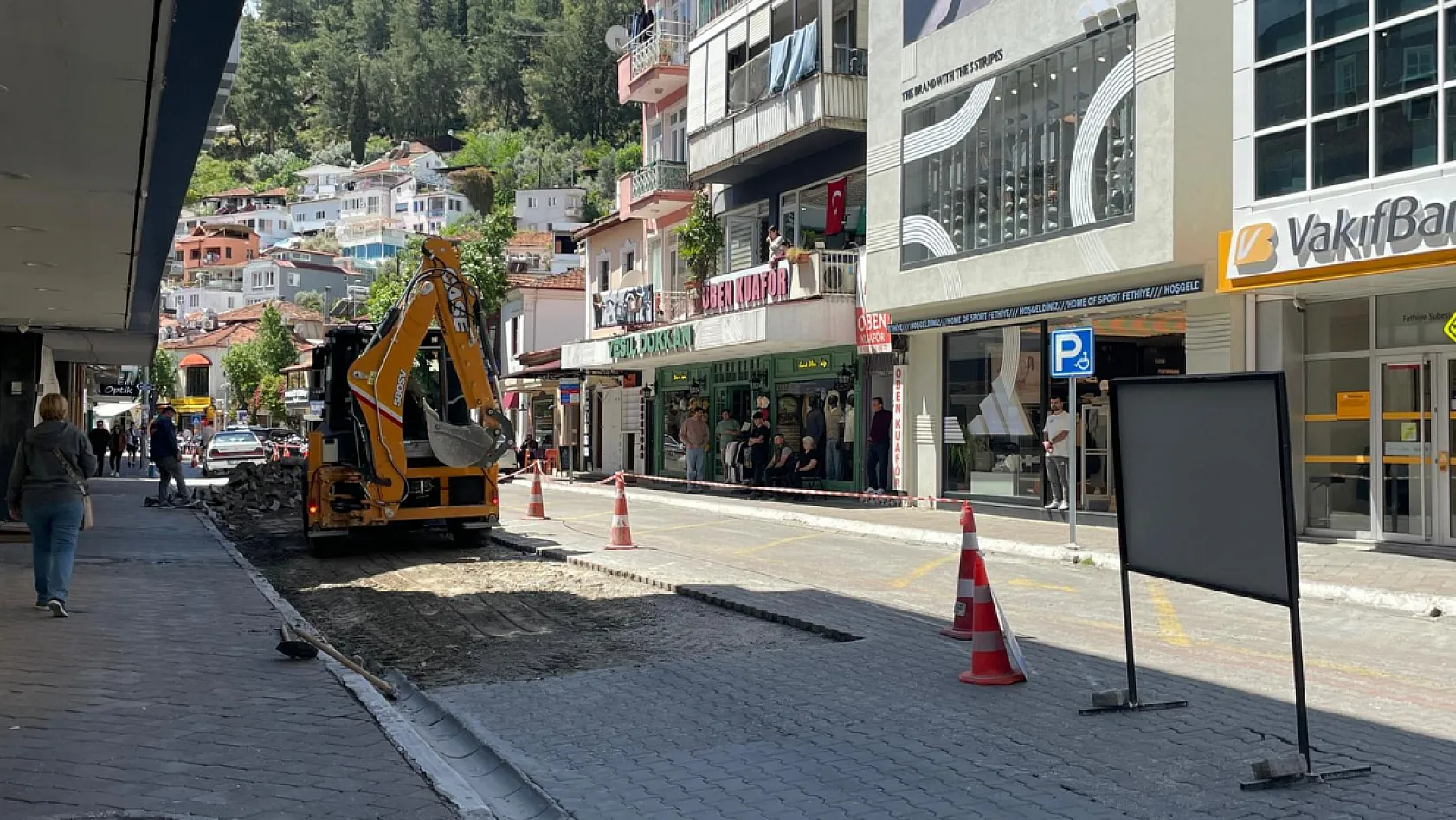 Fethiye Çarşı Caddesi'nde yol çalışması: Trafik kontrollü sağlanıyor
