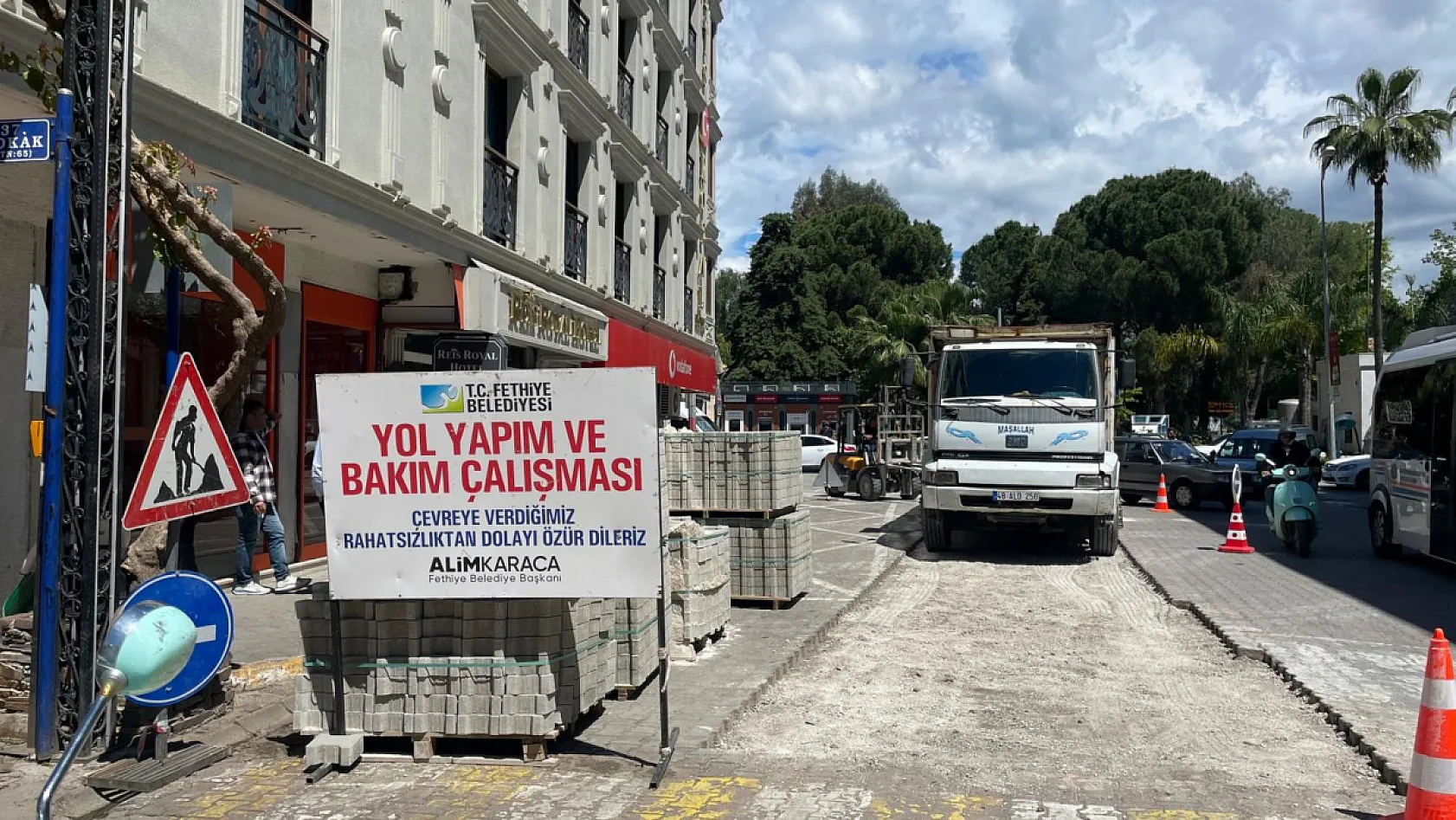 Fethiye Çarşı Caddesi'nde yol çalışması: Trafik kontrollü sağlanıyor