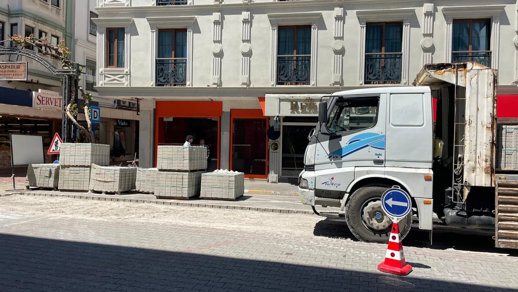 Fethiye Çarşı Caddesi'nde yol çalışması: Trafik kontrollü sağlanıyor