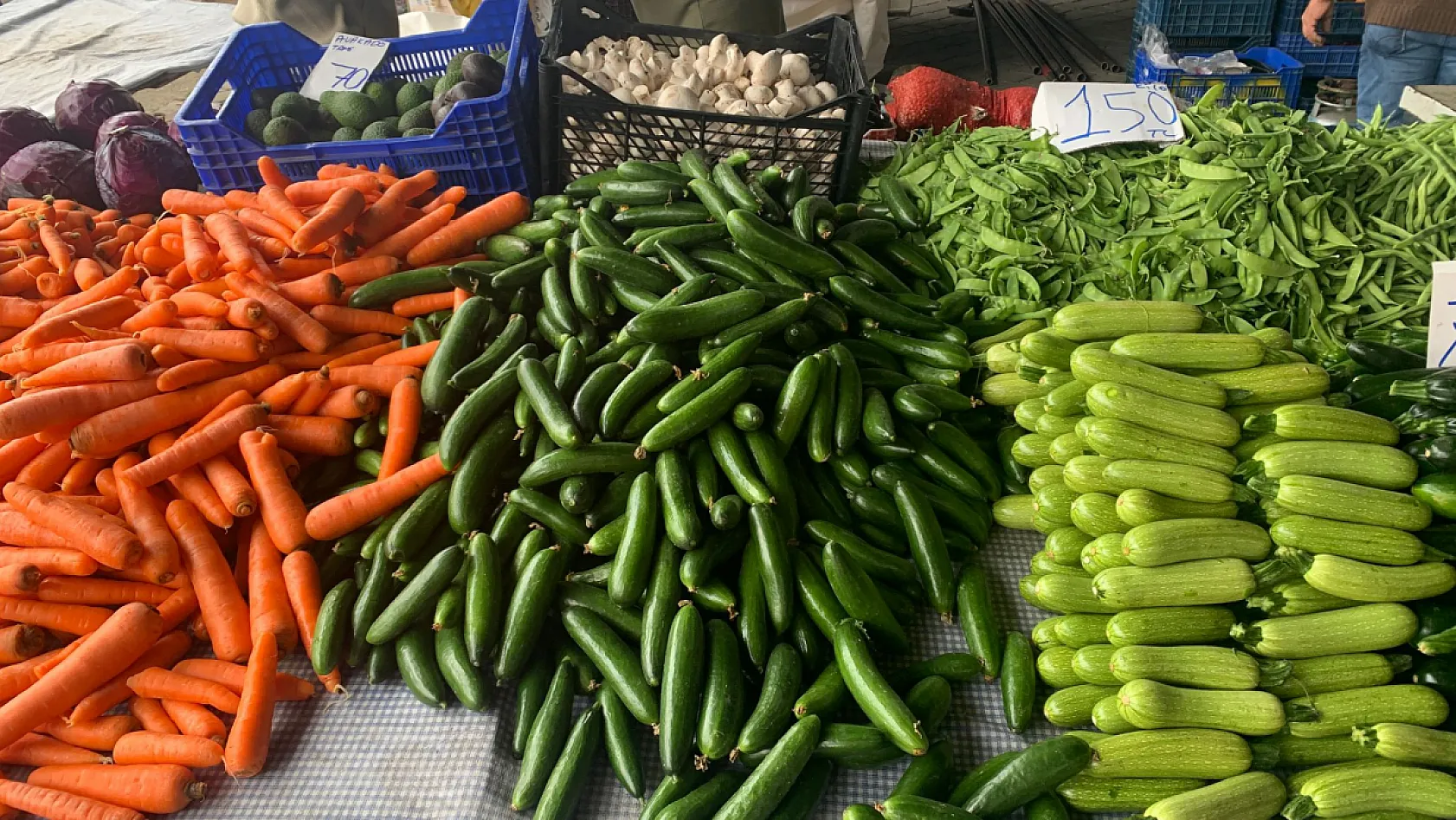 Fethiye Çiftlik Pazarı'nda tezgahlar doldu: Sebze ve meyvede günün fiyatları
