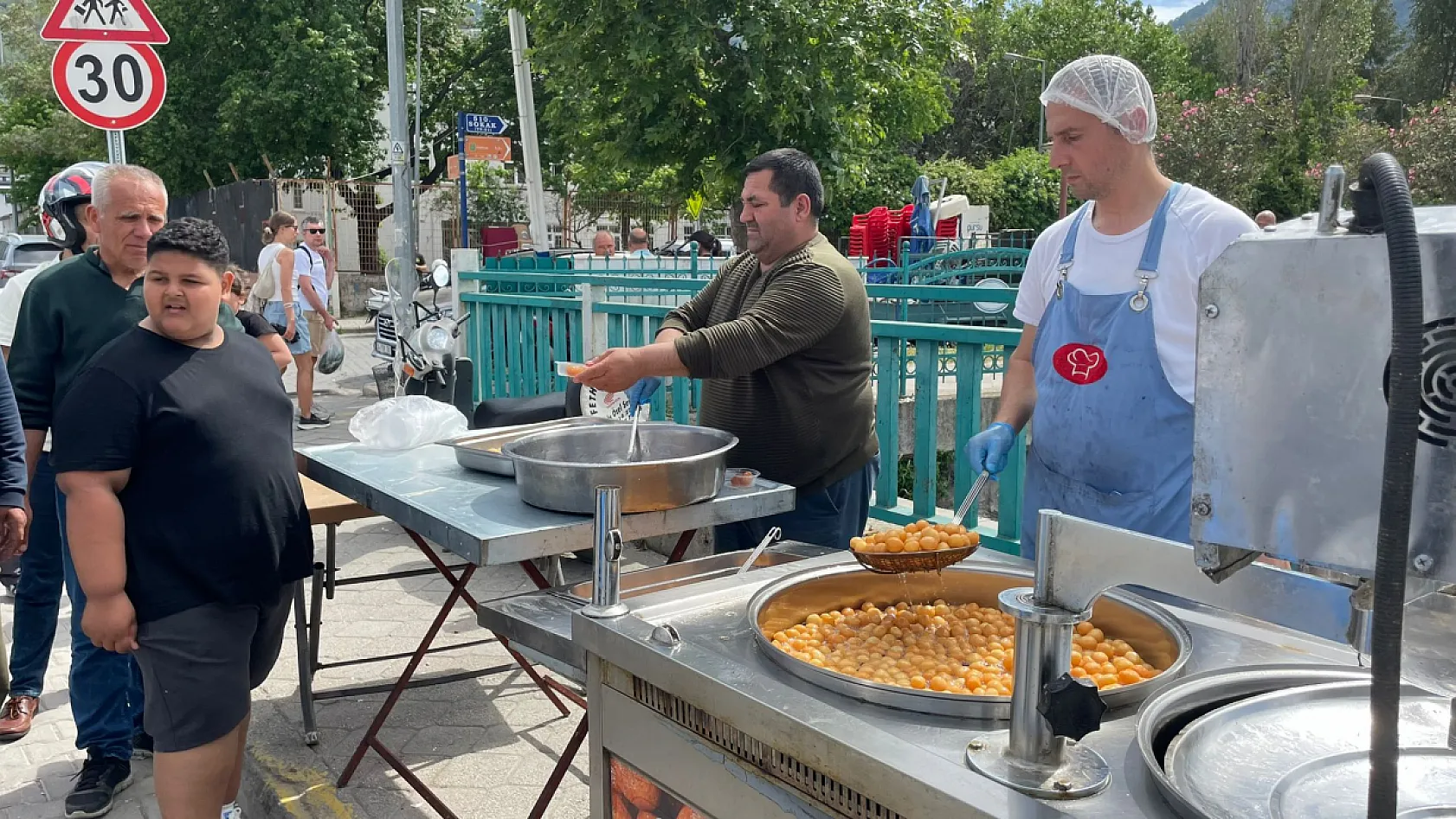 Fethiye Cuma Pazarı'nda hayır bereketi: Vefat edenler için lokma dağıtıldı