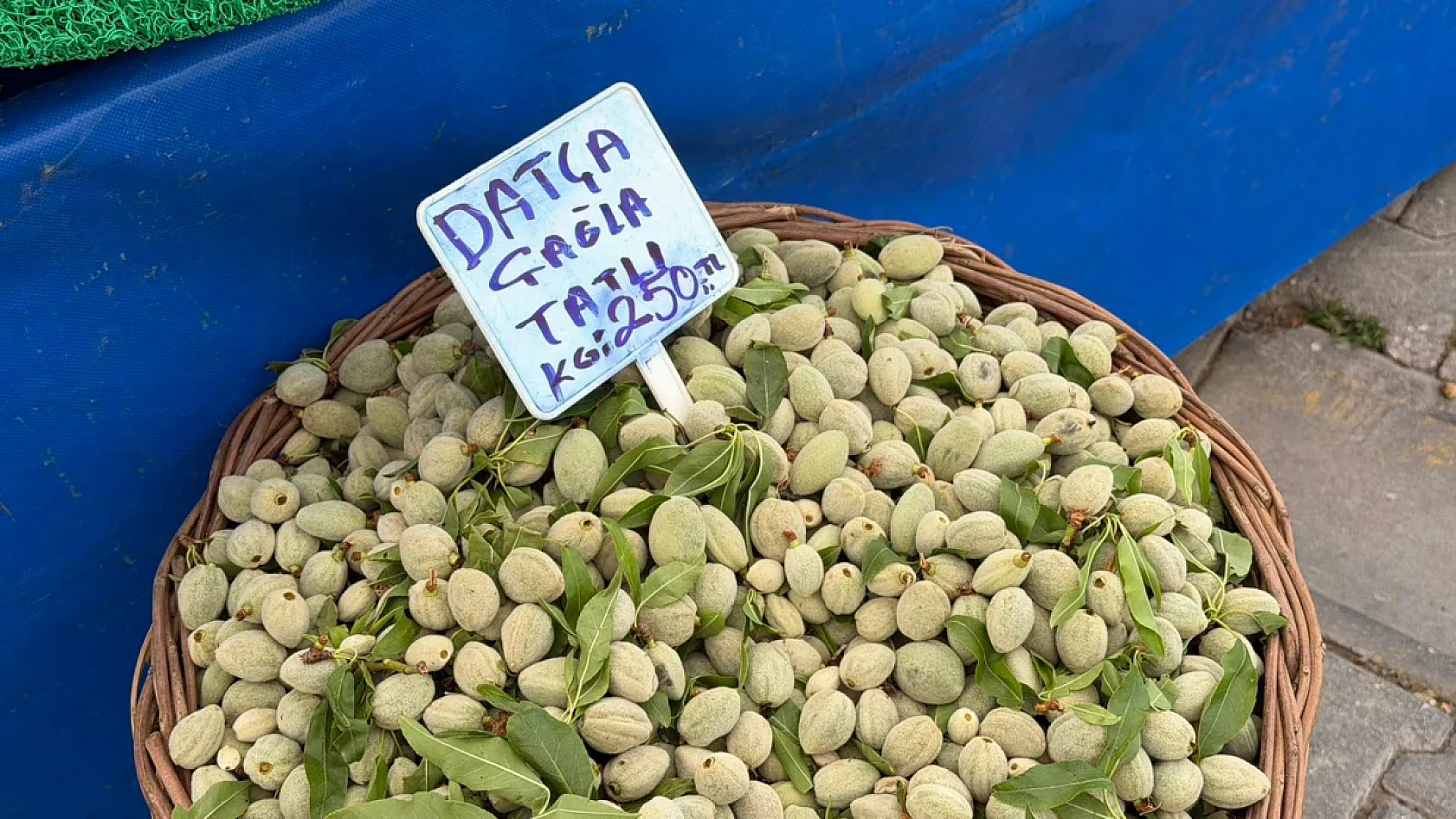 Fethiye Cuma Pazarı'nda tezgahlar renklendi, meyve çeşitliliği arttı
