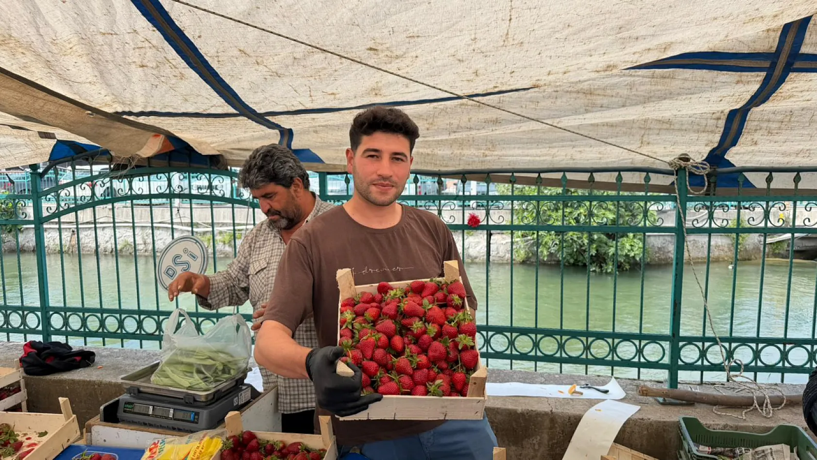 Fethiye Cuma Pazarı'nda tezgahlar renklendi, meyve çeşitliliği arttı