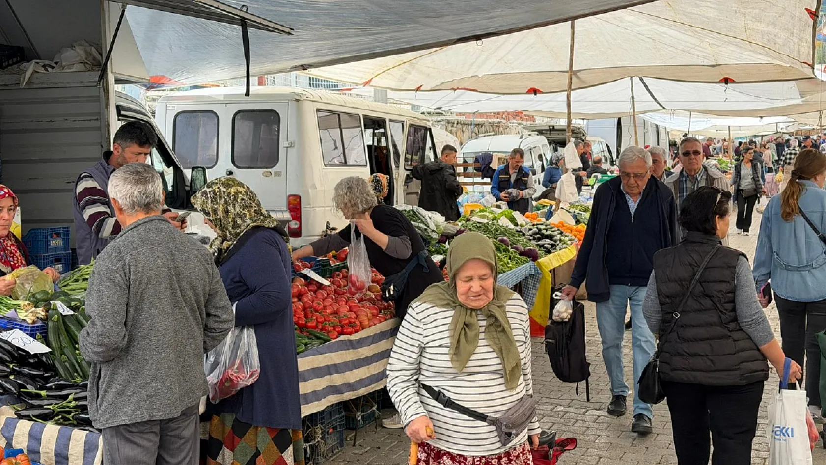 Fethiye Cuma Pazarı'nda tezgahlar renklendi, meyve çeşitliliği arttı