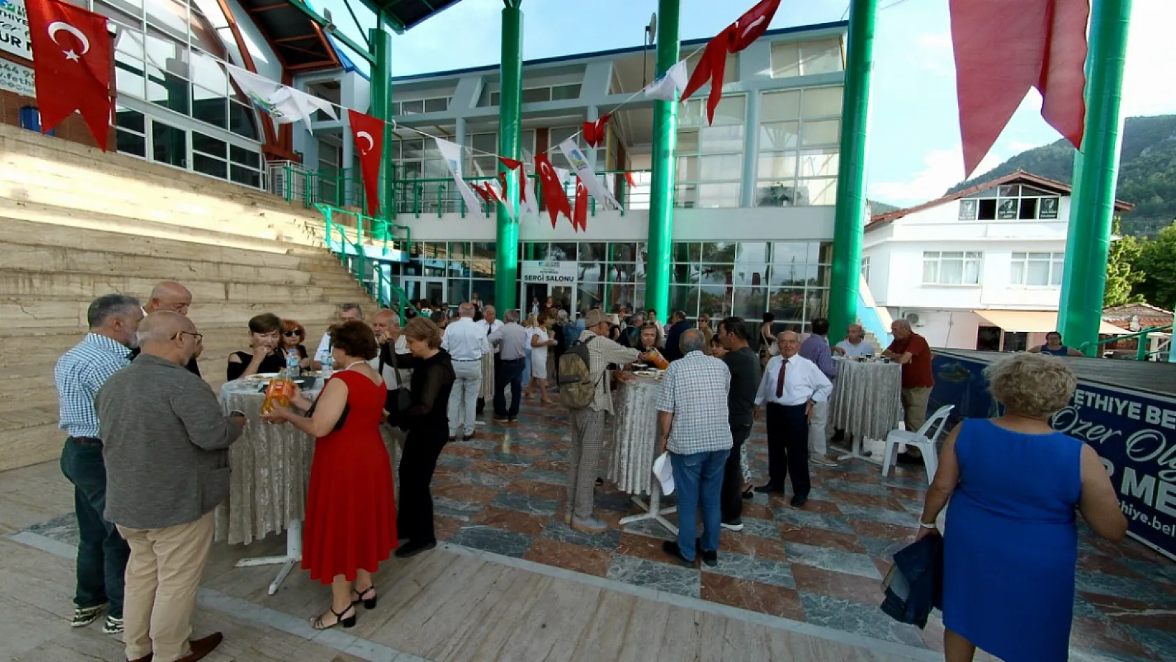Fethiye'de 'Eğlen, Öğren, Yaşa' felsefesiyle 7  yıldır umuda dokunuyorlar