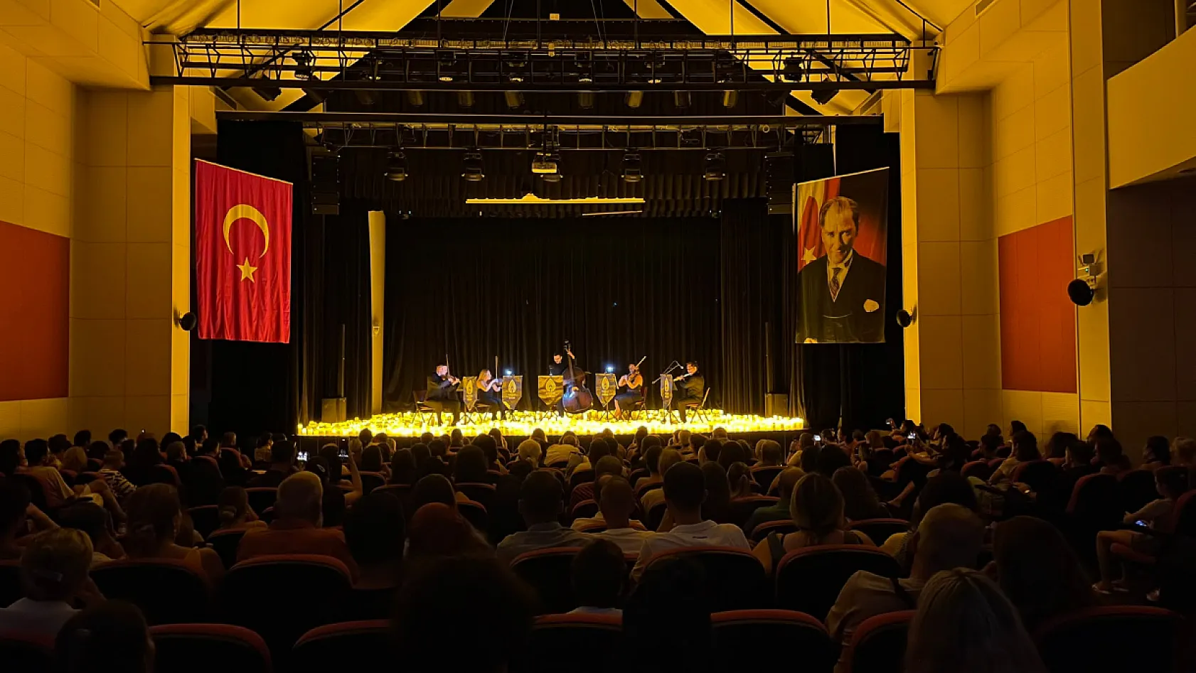 Fethiye'de binlerce mum ışığında unutulmaz klasik müzik gecesi