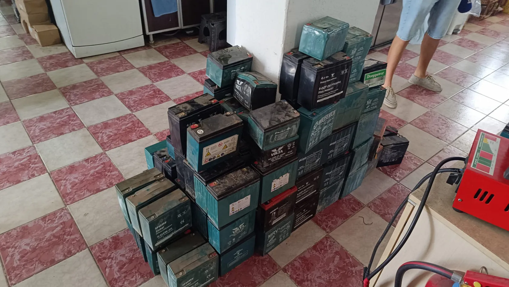 Fethiye'de elektrikli motor ustası uyardı: Bir hata aküyü kullanılamaz hale getirebilir