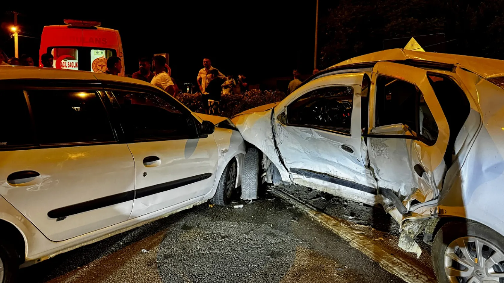 Fethiye'de iki otomobilin çarpışması sonucu 4 kişi yaralandı