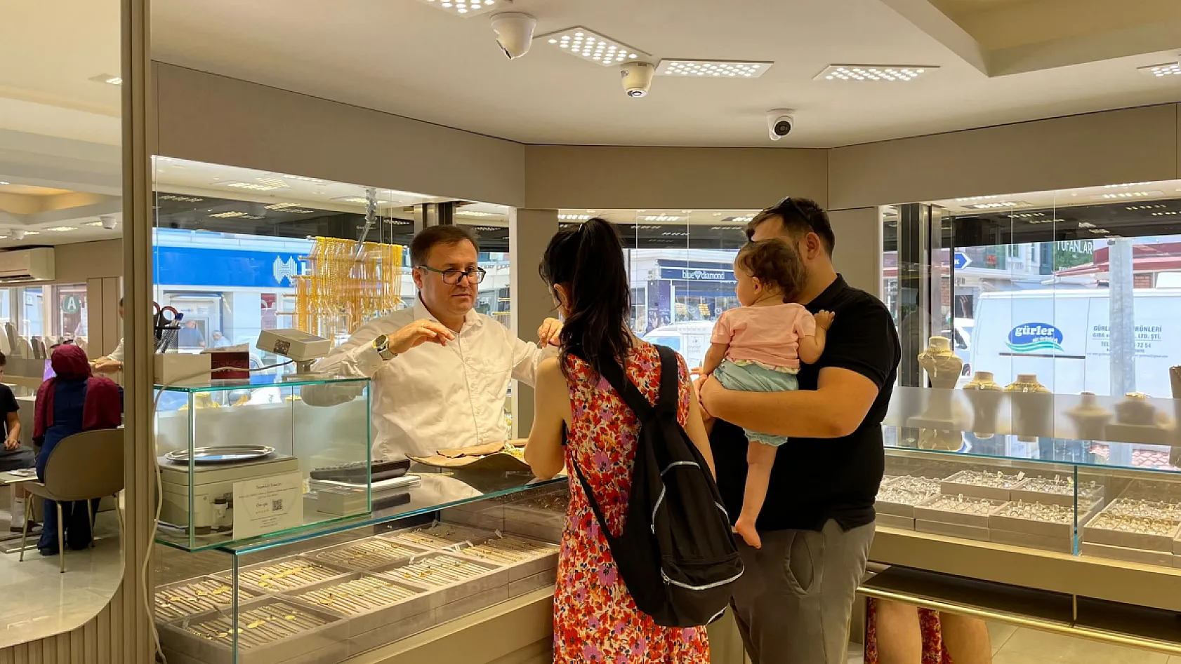 Fethiye'de inci takılara ilgi artıyor: Zaman değişiyor, zarafet değişmiyor