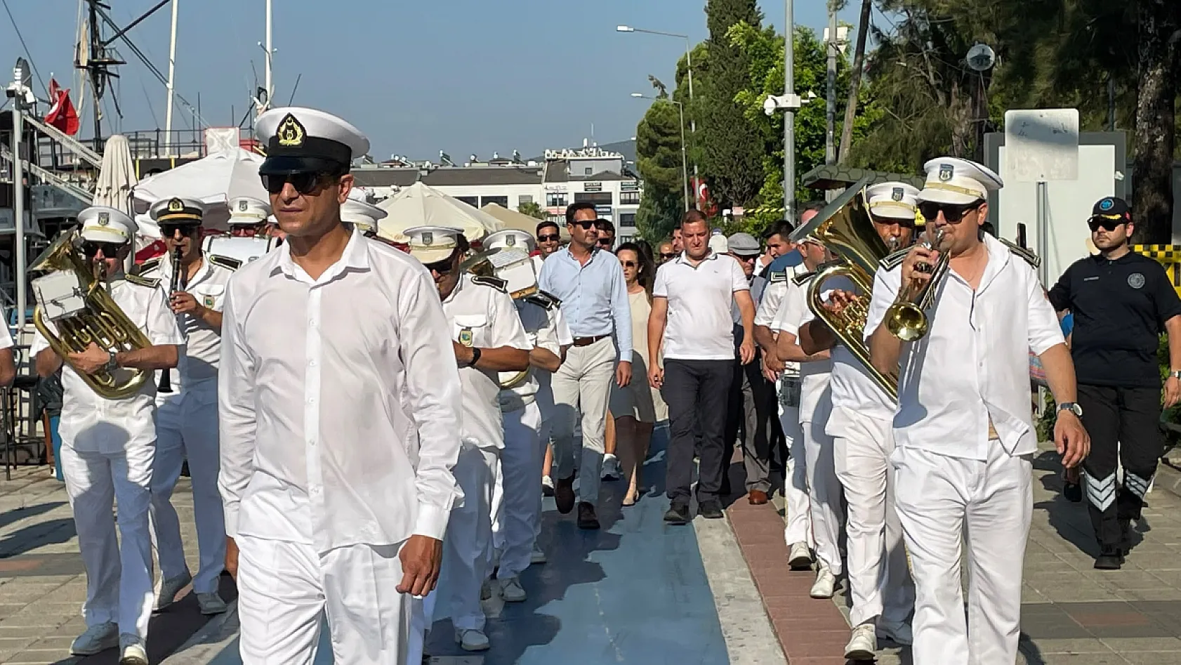 Fethiye'de Kabotaj Bayramı Coşkusu: Bando Eşliğinde Kortej Yürüyüşü