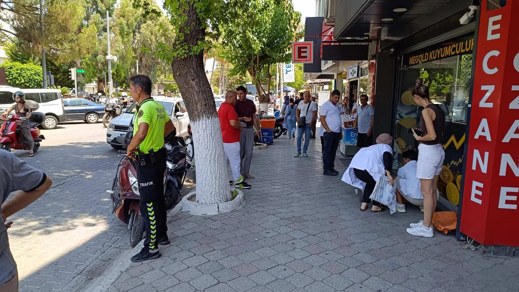 Fethiye'de karşıdan karşıya geçen yayaya otomobil çarptı