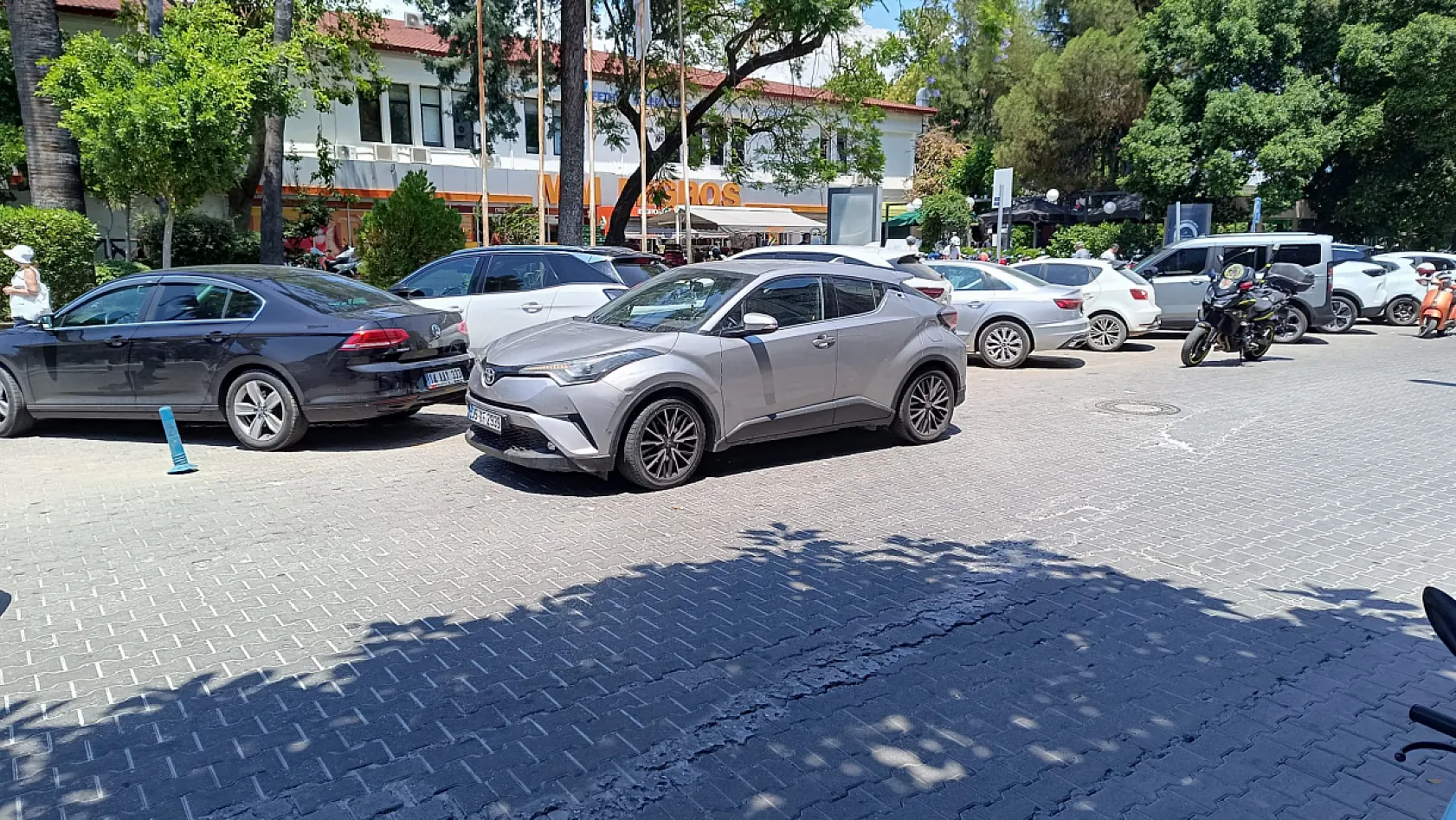Fethiye'de karşıdan karşıya geçen yayaya otomobil çarptı