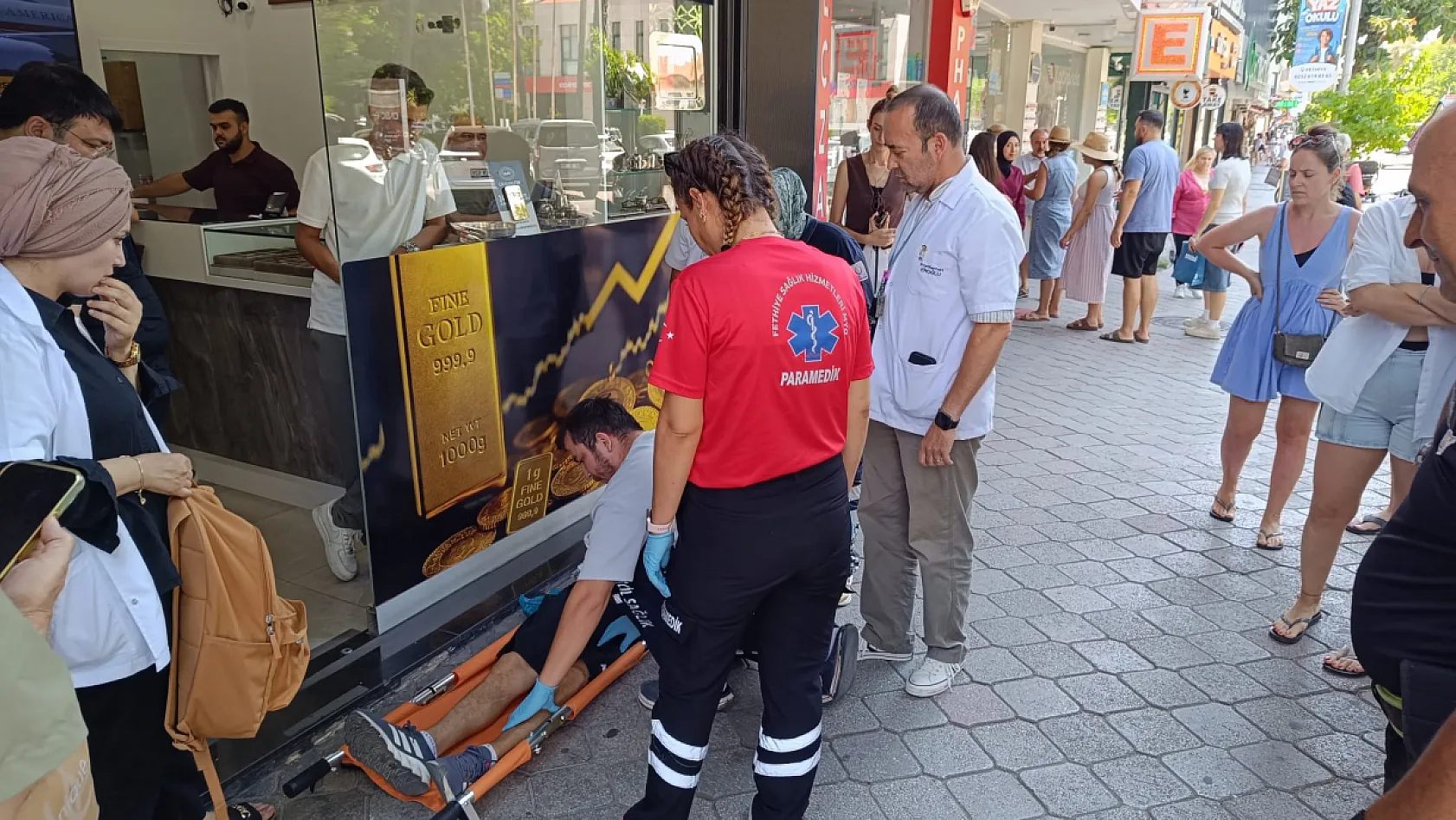 Fethiye'de karşıdan karşıya geçen yayaya otomobil çarptı