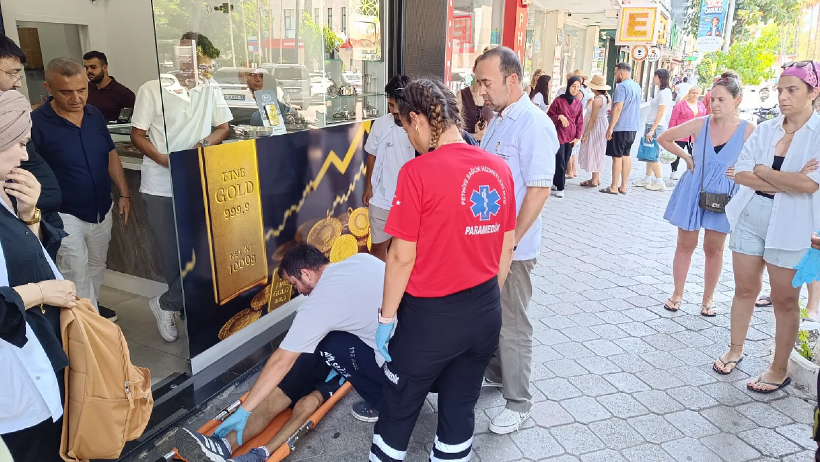 Fethiye'de karşıdan karşıya geçen yayaya otomobil çarptı