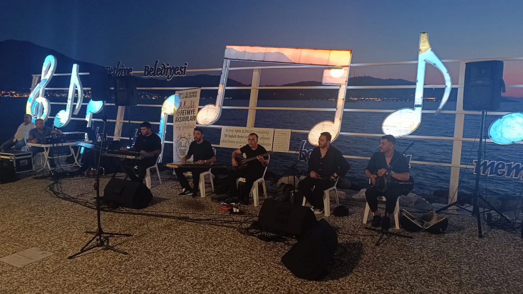 Fethiye'de müzik dolu yaz akşamları sürüyor: 3. Etap Sahili'nde Adem Kazan rüzgarı