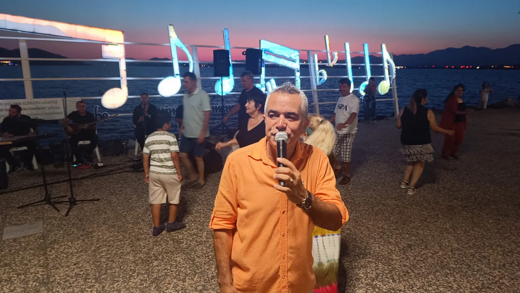 Fethiye'de müzik dolu yaz akşamları sürüyor: 3. Etap Sahili'nde Adem Kazan rüzgarı