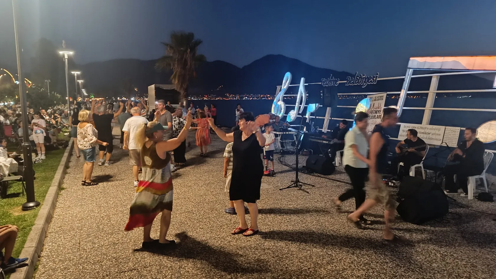 Fethiye'de müzik dolu yaz akşamları sürüyor: 3. Etap Sahili'nde Adem Kazan rüzgarı
