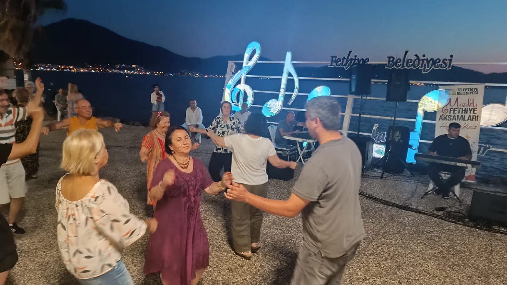 Fethiye'de müzik dolu yaz akşamları sürüyor: 3. Etap Sahili'nde Adem Kazan rüzgarı