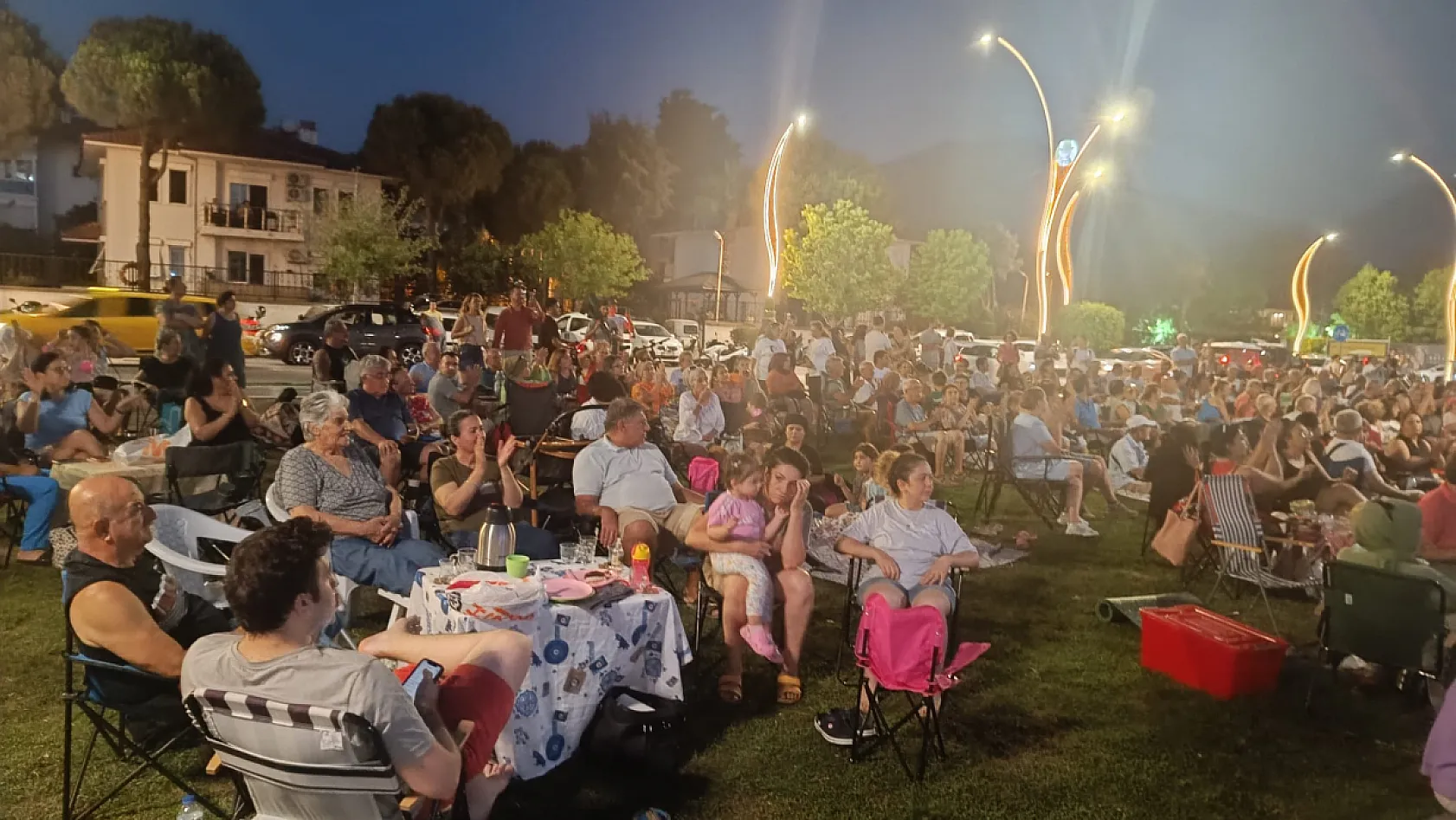 Fethiye'de müzik dolu yaz akşamları sürüyor: 3. Etap Sahili'nde Adem Kazan rüzgarı