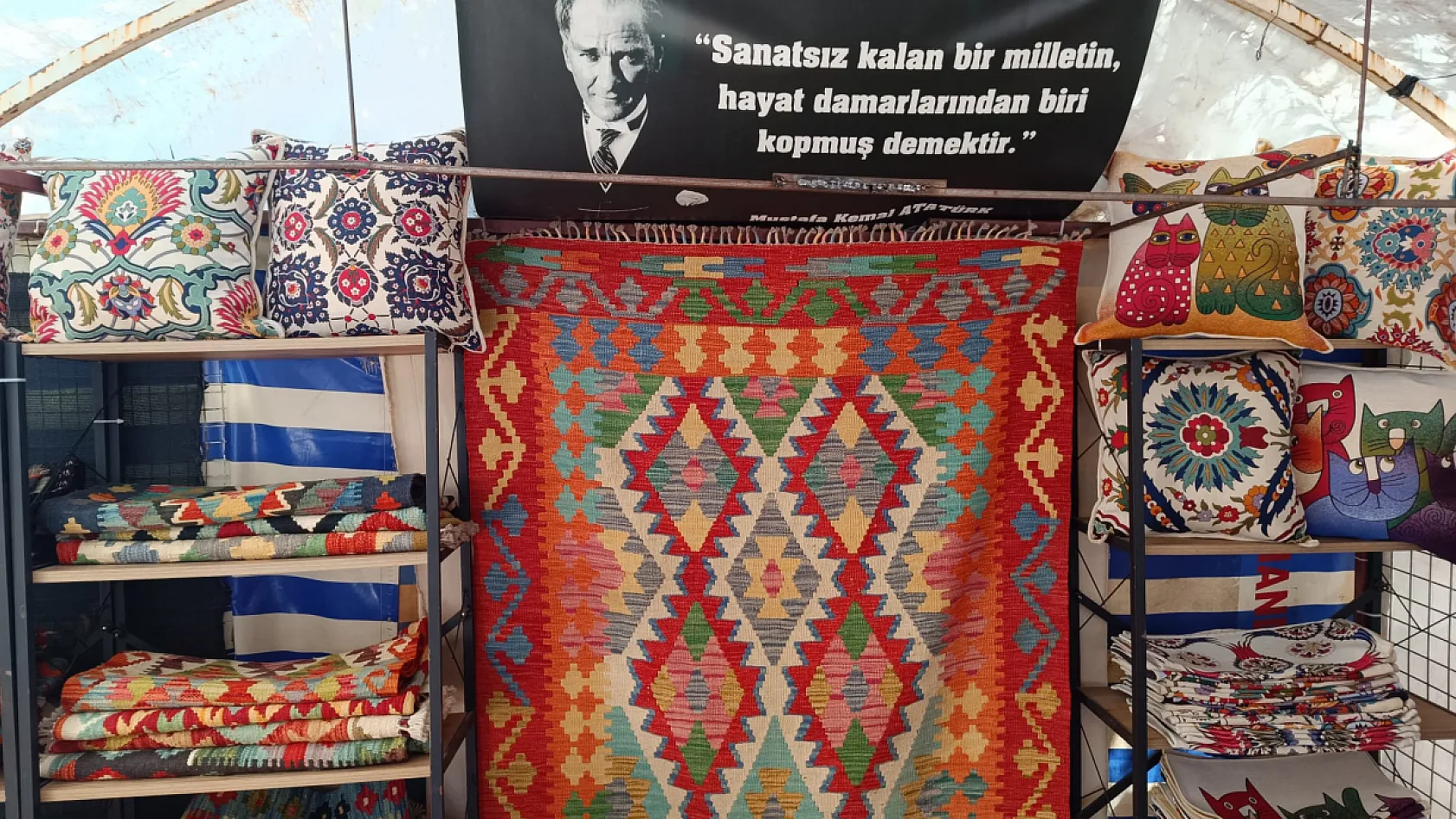 Fethiye'de Ölüdeniz Sanat Sokağı'nda el emeği yaşatılıyor: 'Dokumayı sevmeden yapamazsınız'