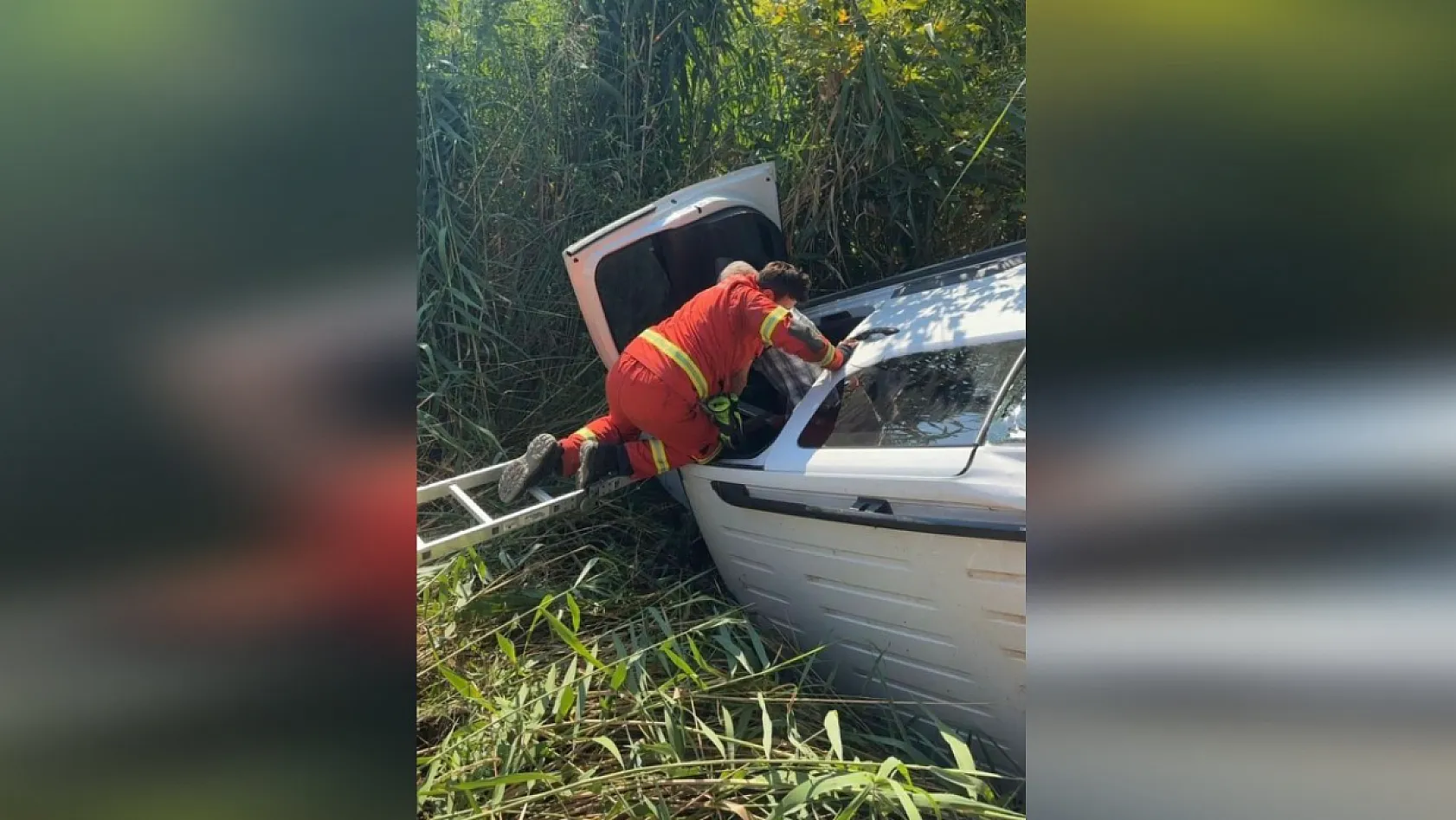 Fethiye'de otomobil dereye uçtu, Araçta mahsur kalan 2 kişi kurtarıldı
