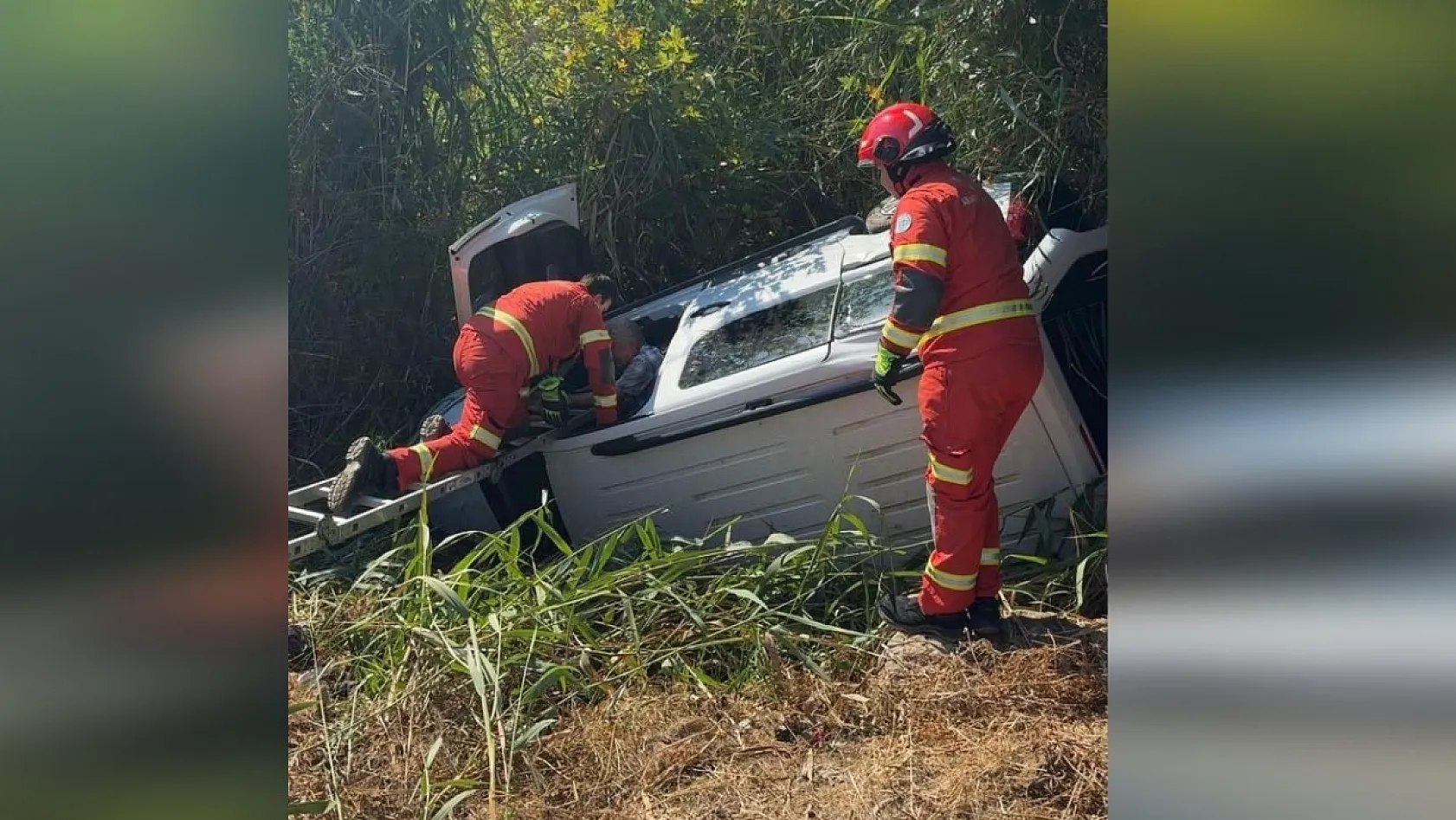 Fethiye'de otomobil dereye uçtu, Araçta mahsur kalan 2 kişi kurtarıldı