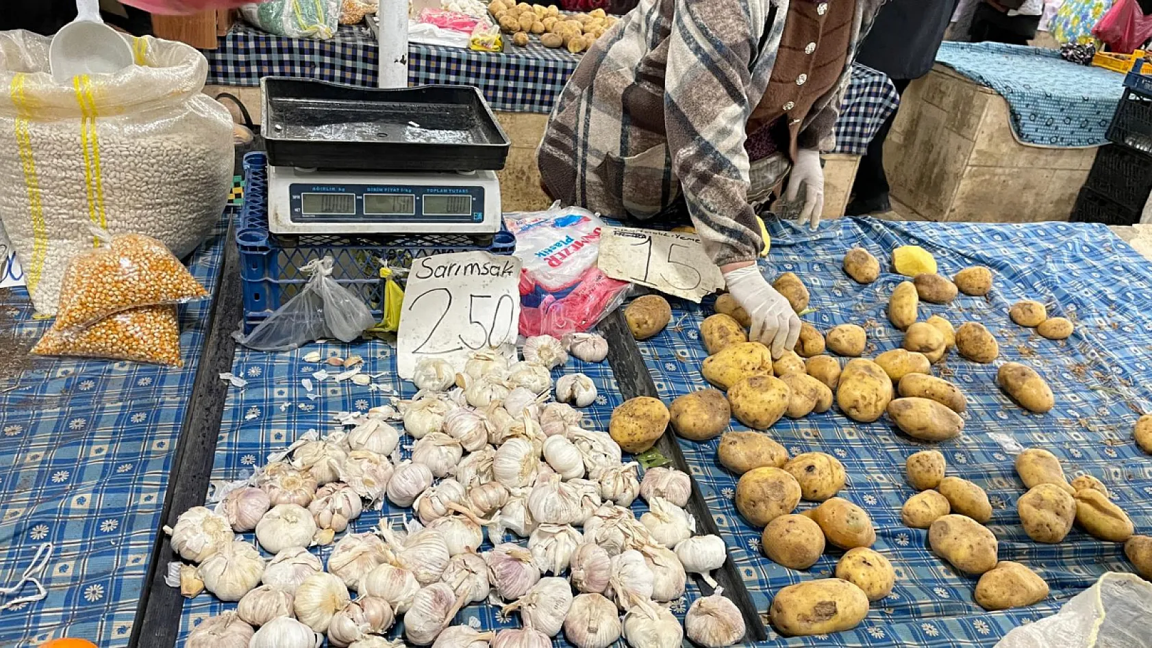 Fethiye'de Salı Pazarı: Sebze meyve fiyatları