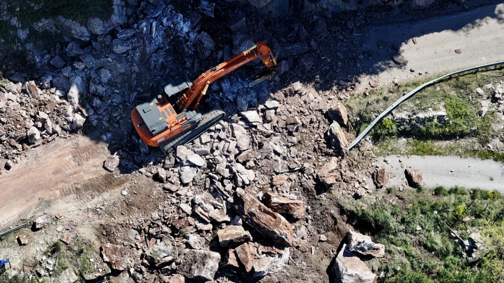 Fethiye'de yamaçtan düşen kayalar kara yolunu ulaşıma kapattı