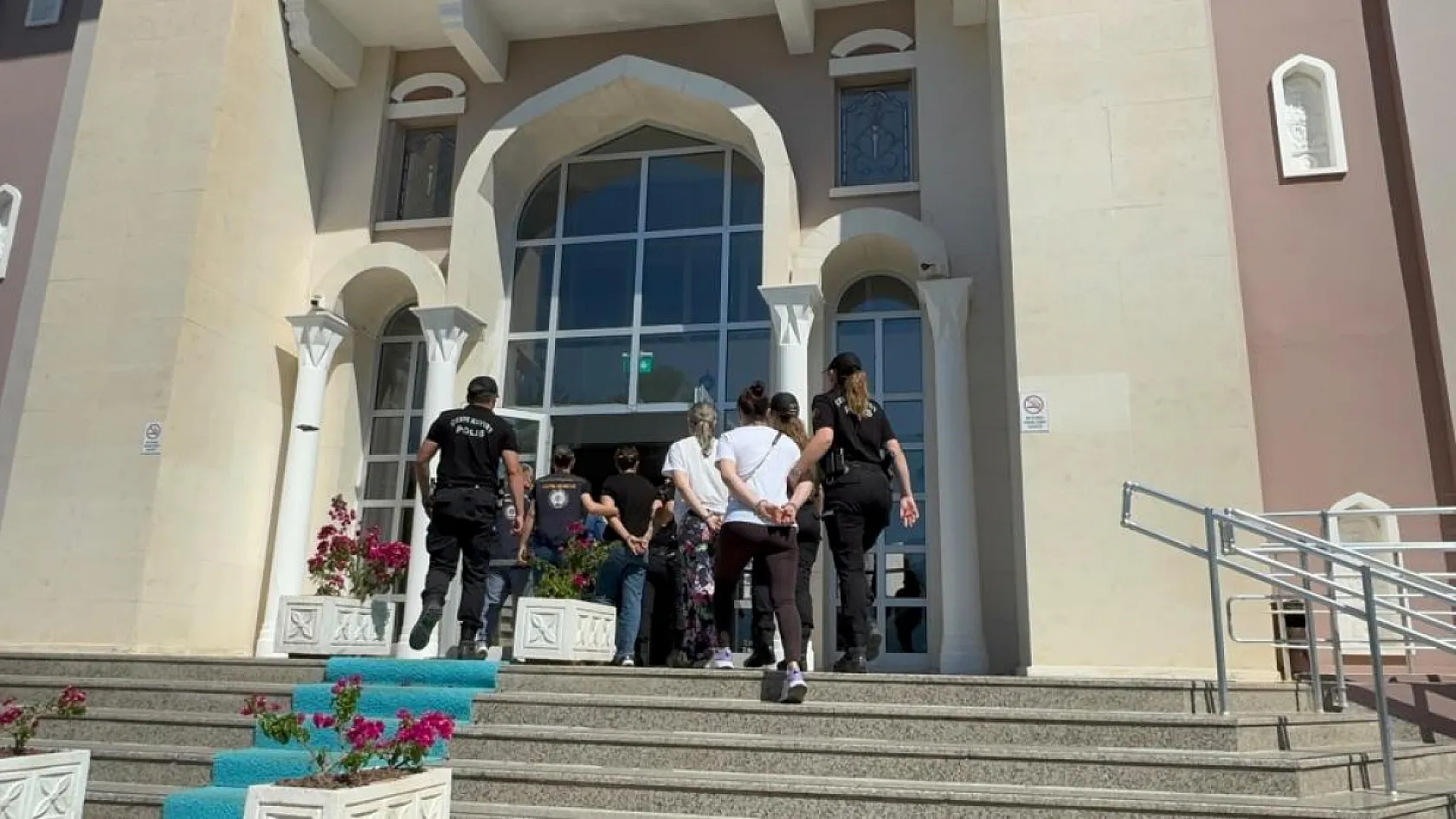 Fethiye'deki göçmen kaçakçılığı operasyonunda 9 tutuklama