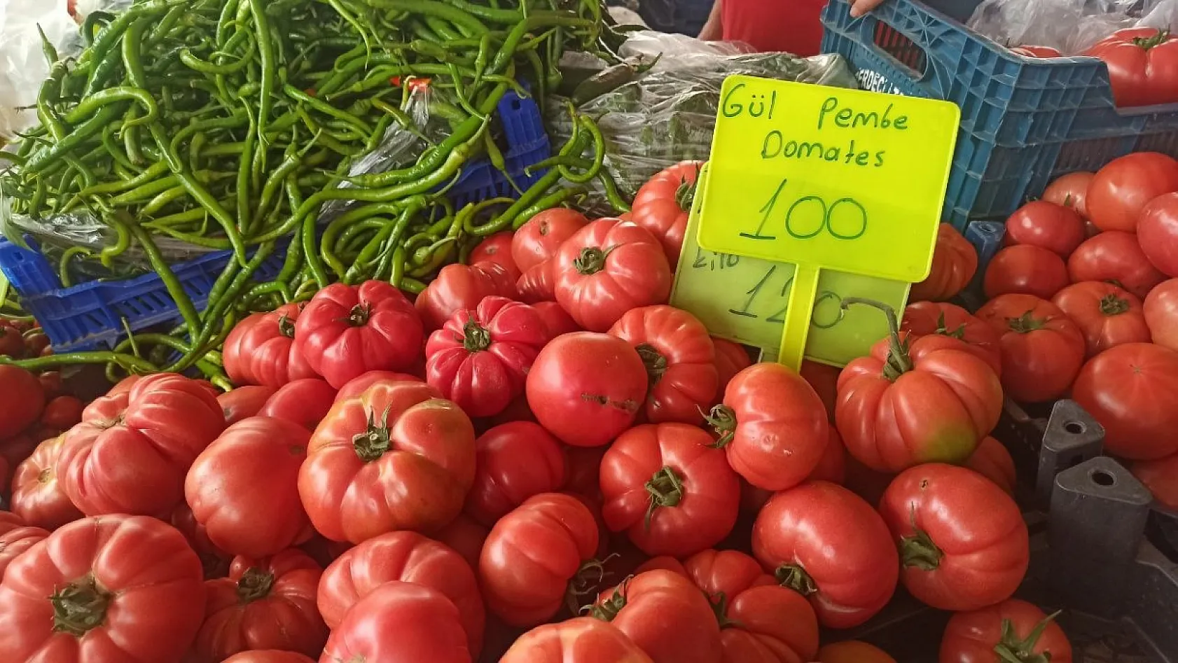 Fethiye Foça Pazarı'nda Sebze Tezgahları Renklendi