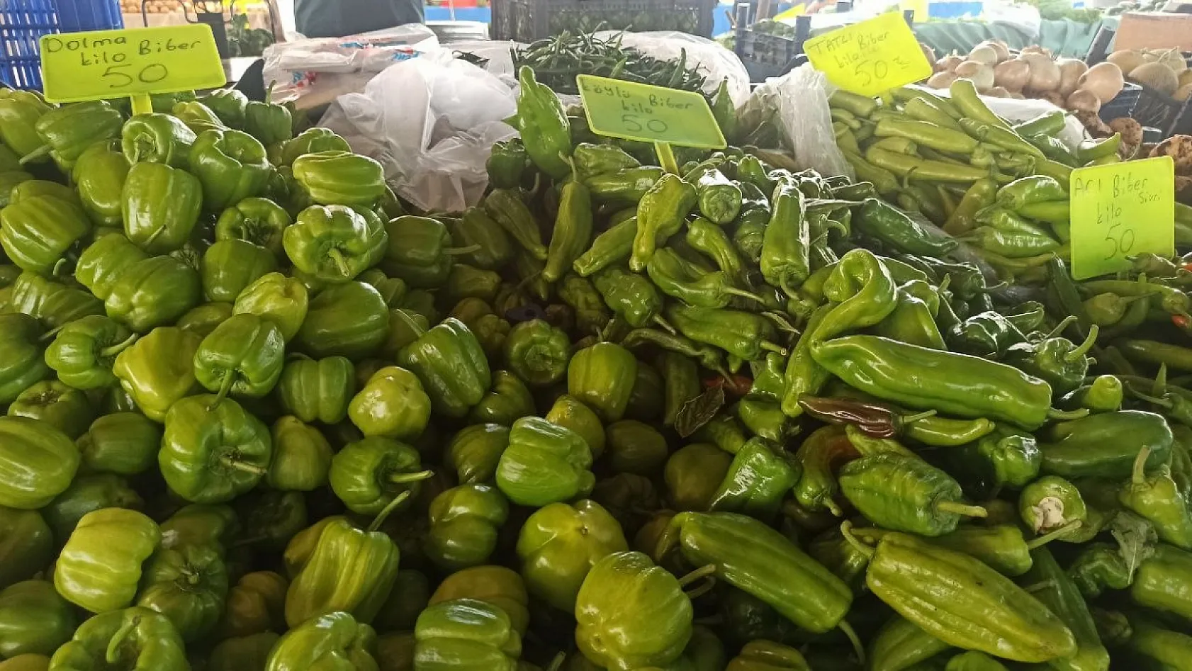 Fethiye Foça Pazarı'nda Sebze Tezgahları Renklendi
