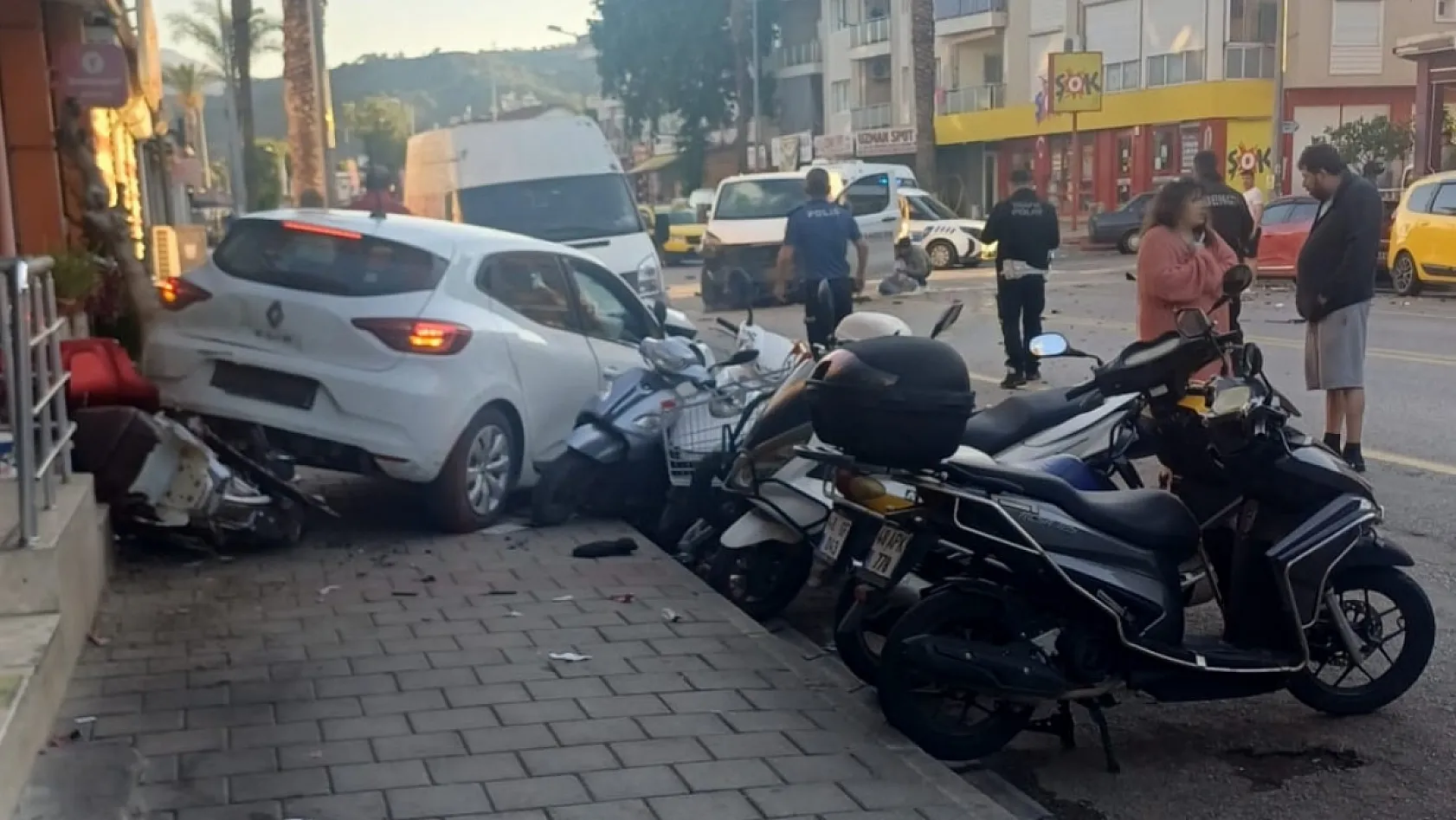 Fethiye Günlükbaşı'nda kaza: Ortalık savaş alanına döndü