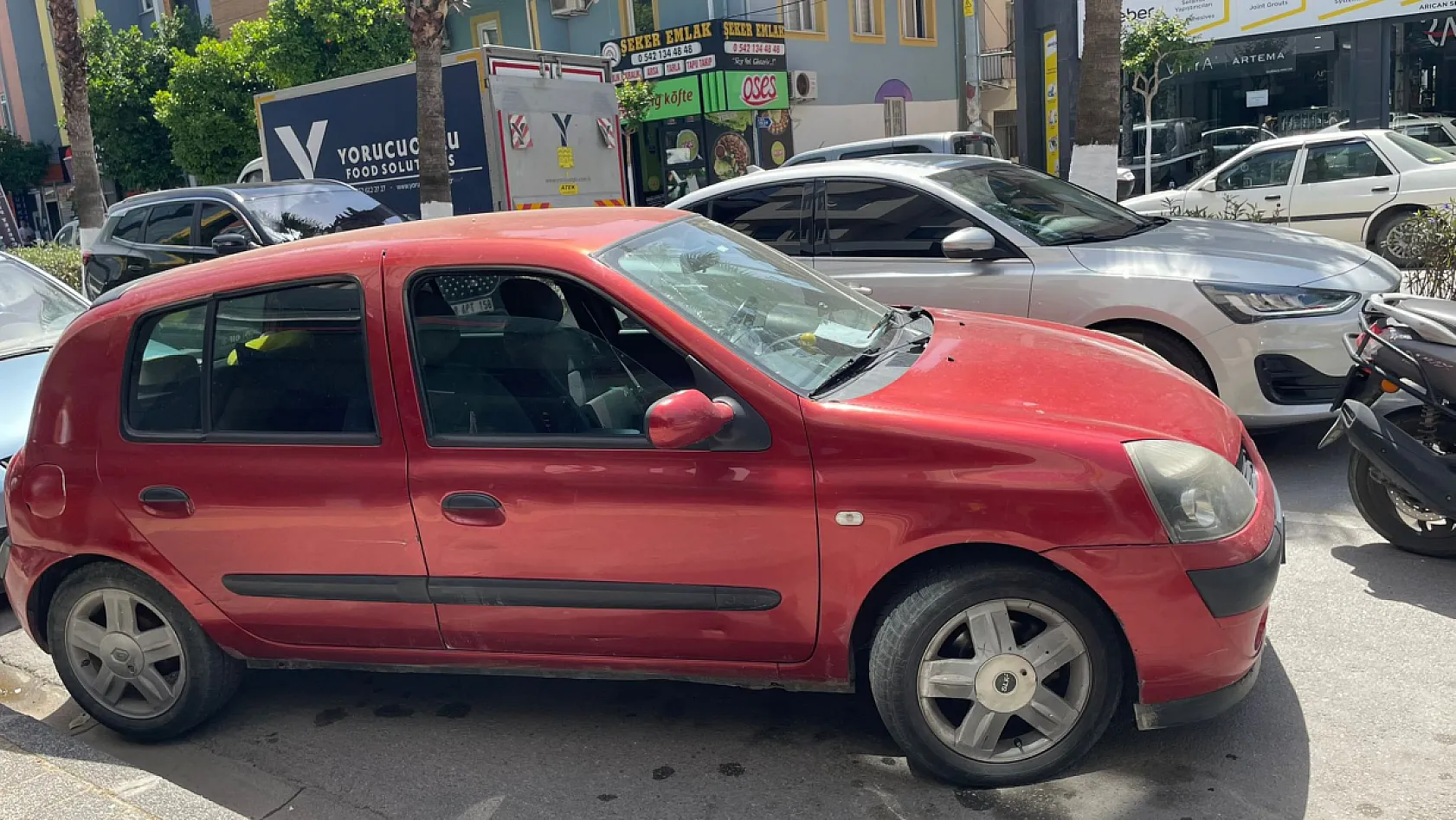 Fethiye İnönü Bulvarı'nda kaza: Araç refüje savruldu, sürücü yaralandı