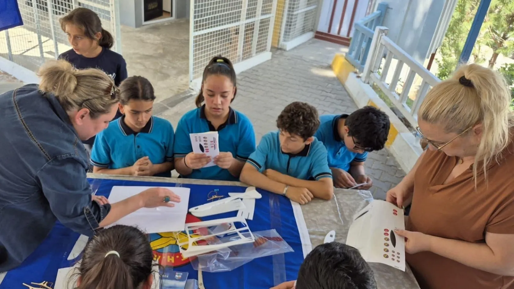 Fethiye Karagedik'te öğrenciler model uçak yapıp uçurdu