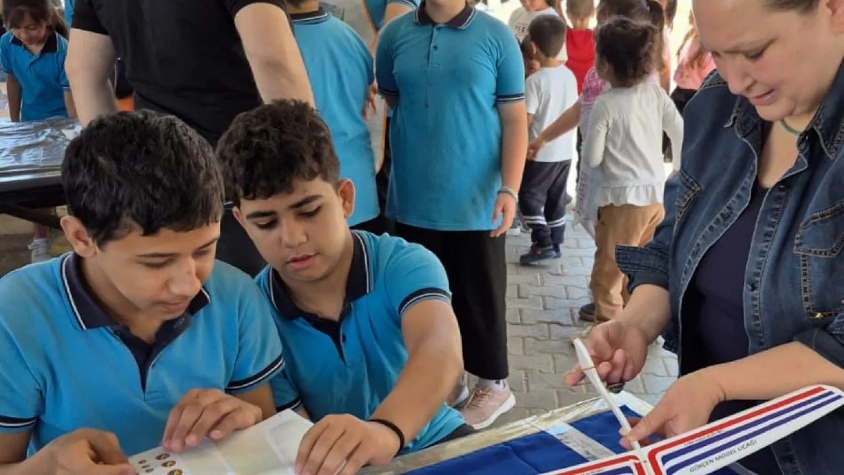 Fethiye Karagedik'te öğrenciler model uçak yapıp uçurdu