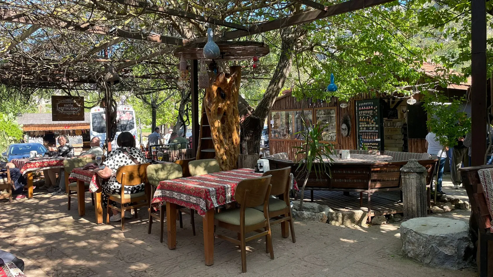 Fethiye Kayaköy'de sezon hareketleniyor: Yürüyüş gruplarından sirtaki gecelerine