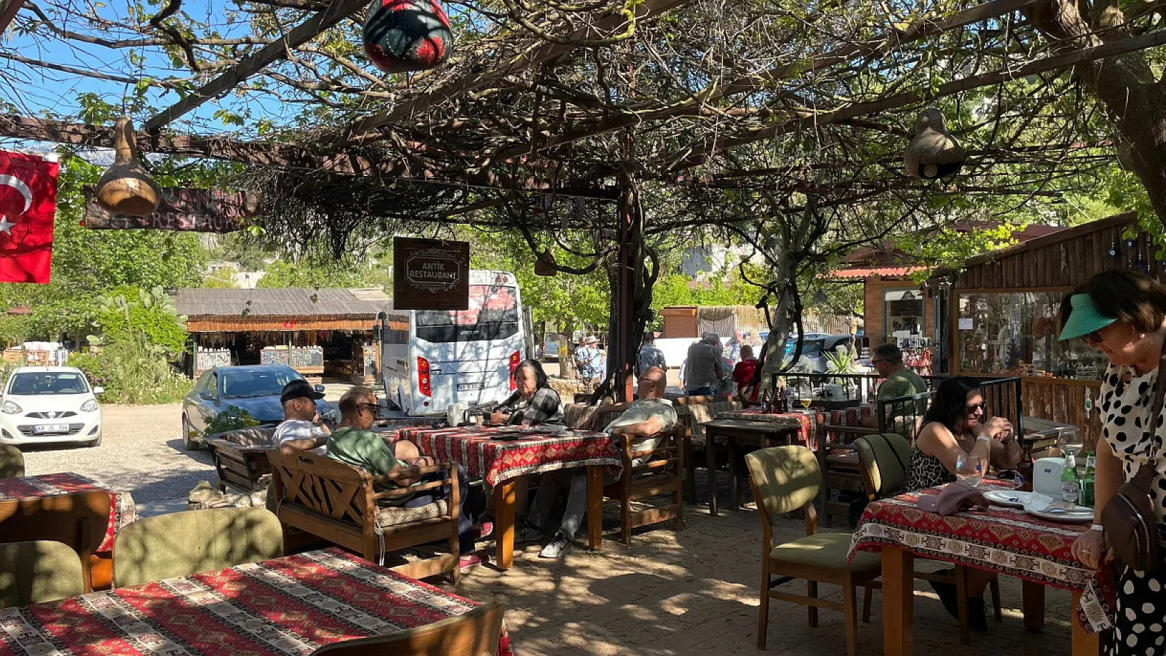 Fethiye Kayaköy'de sezon hareketleniyor: Yürüyüş gruplarından sirtaki gecelerine