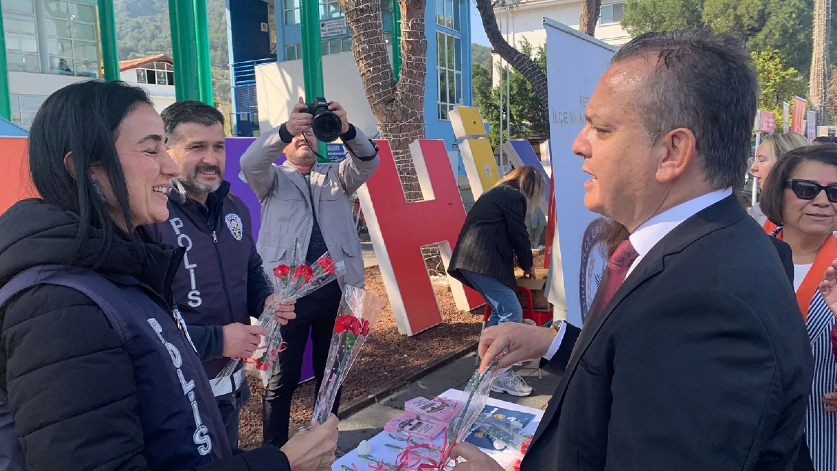 Fethiye Kaymakamı Akkaya kadın üreticiler ve kurum stantlarını inceledi