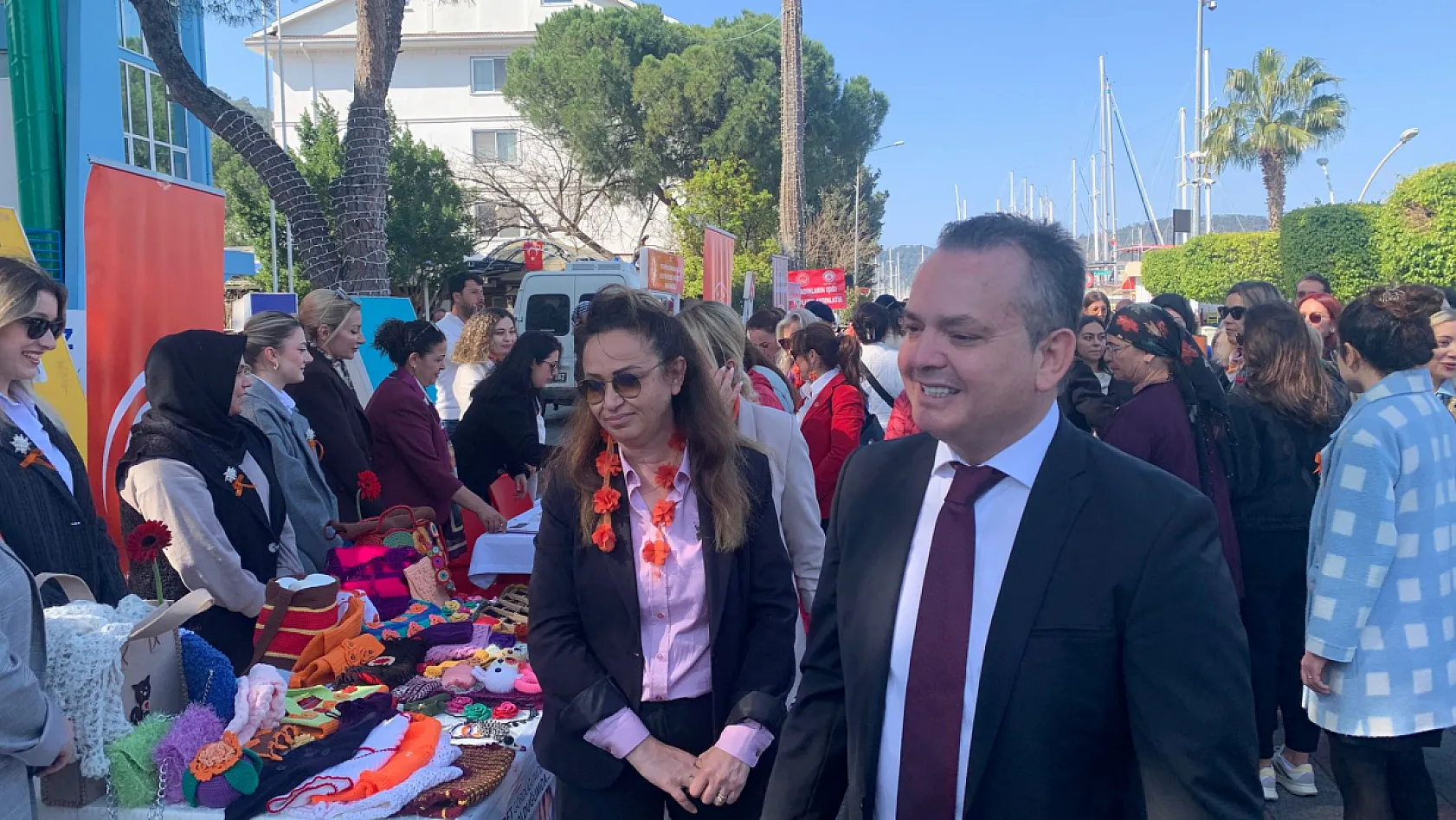 Fethiye Kaymakamı Akkaya kadın üreticiler ve kurum stantlarını inceledi