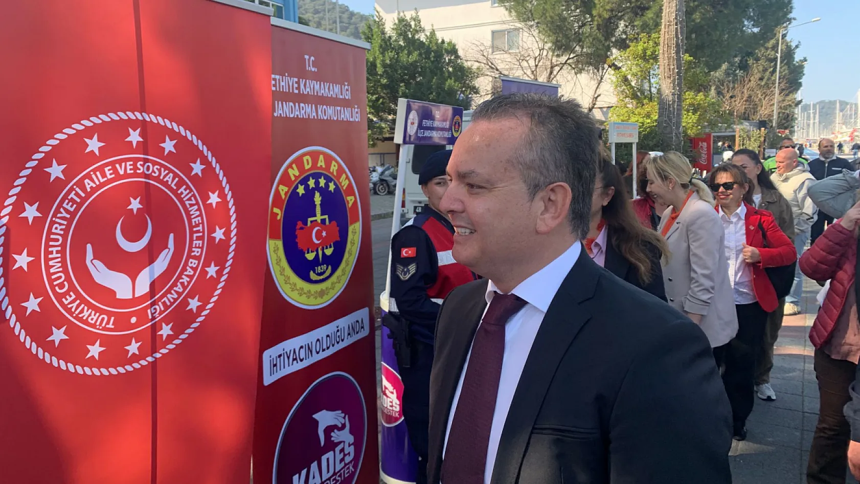 Fethiye Kaymakamı Akkaya kadın üreticiler ve kurum stantlarını inceledi