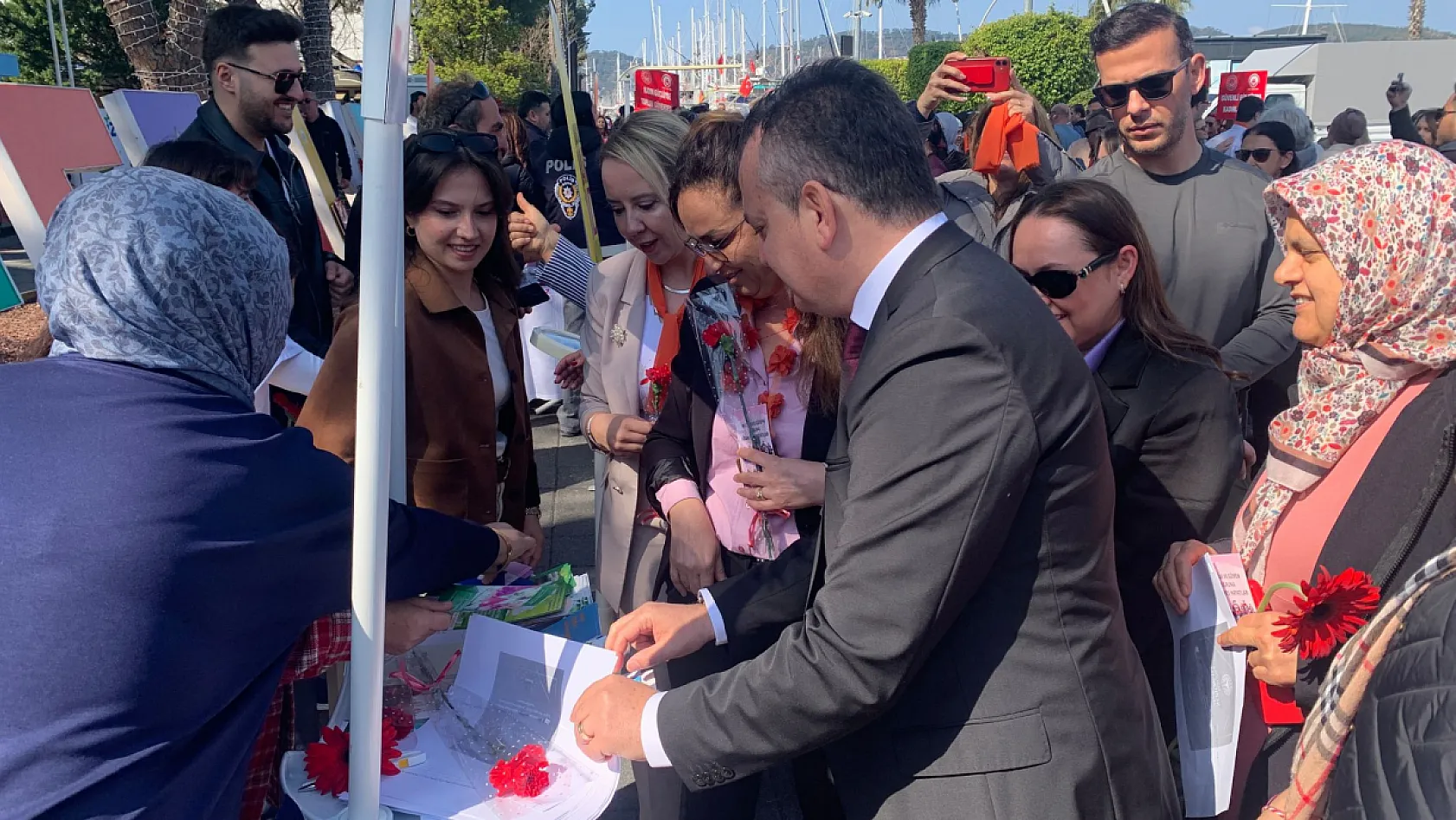 Fethiye Kaymakamı Akkaya kadın üreticiler ve kurum stantlarını inceledi