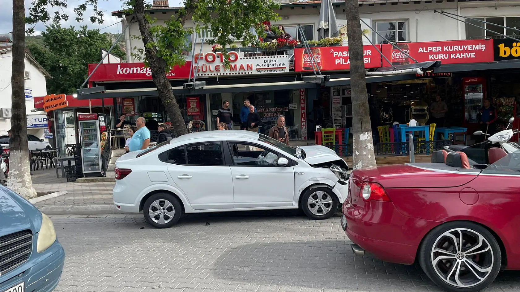 Fethiye Kaymakamlığı önünde kaza: Otomobil ağaca çarparak durabildi