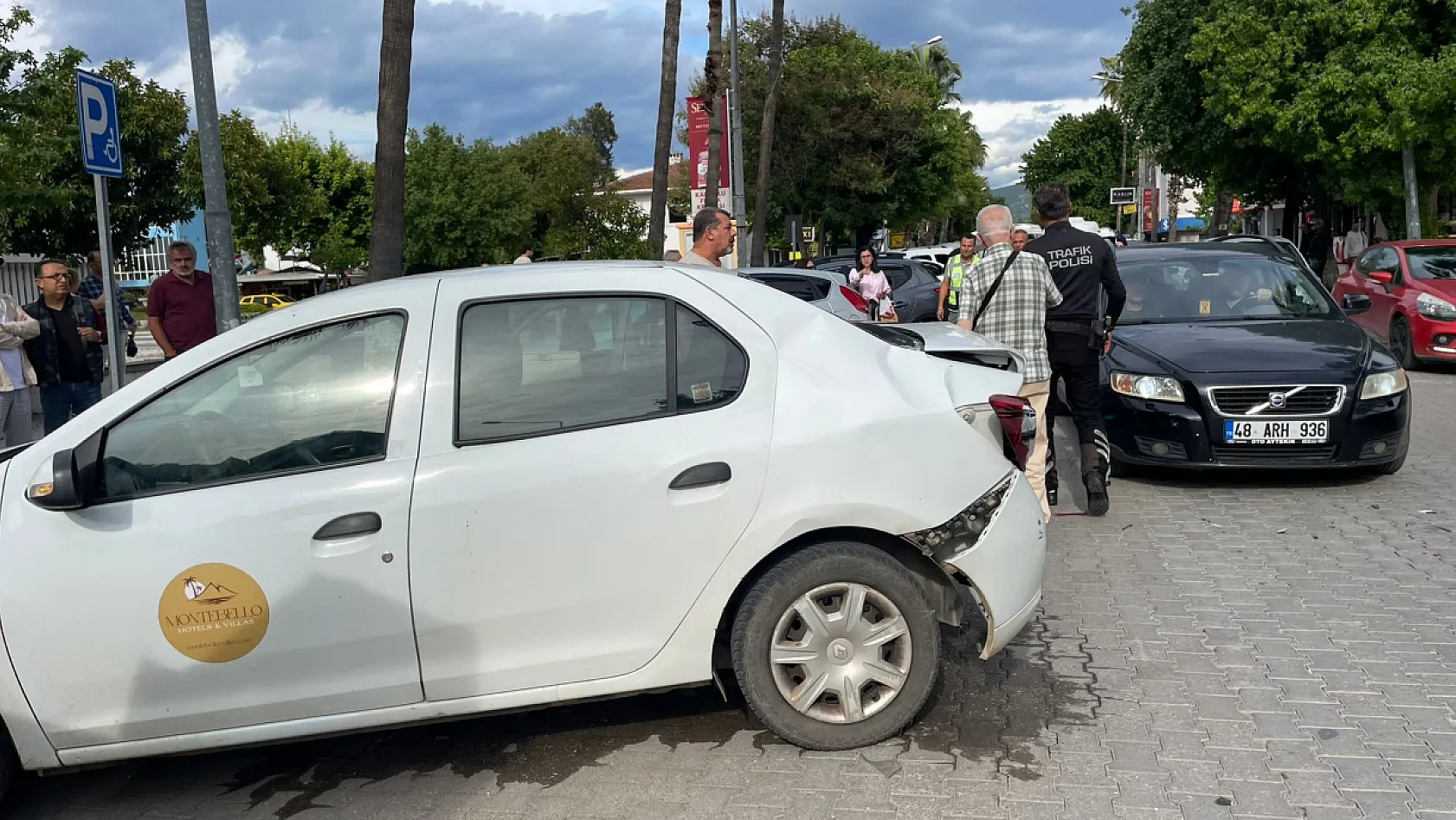 Fethiye Kaymakamlığı önünde kaza: Otomobil ağaca çarparak durabildi